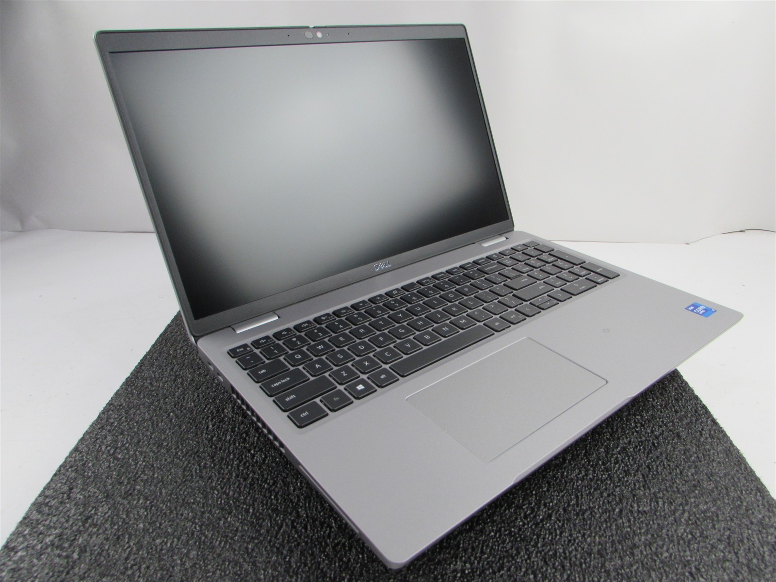 DELL LATITUDE 5520 1920X1080 FHD CORE I7-1185G7 NO SSD 4GB RAM NO O.S