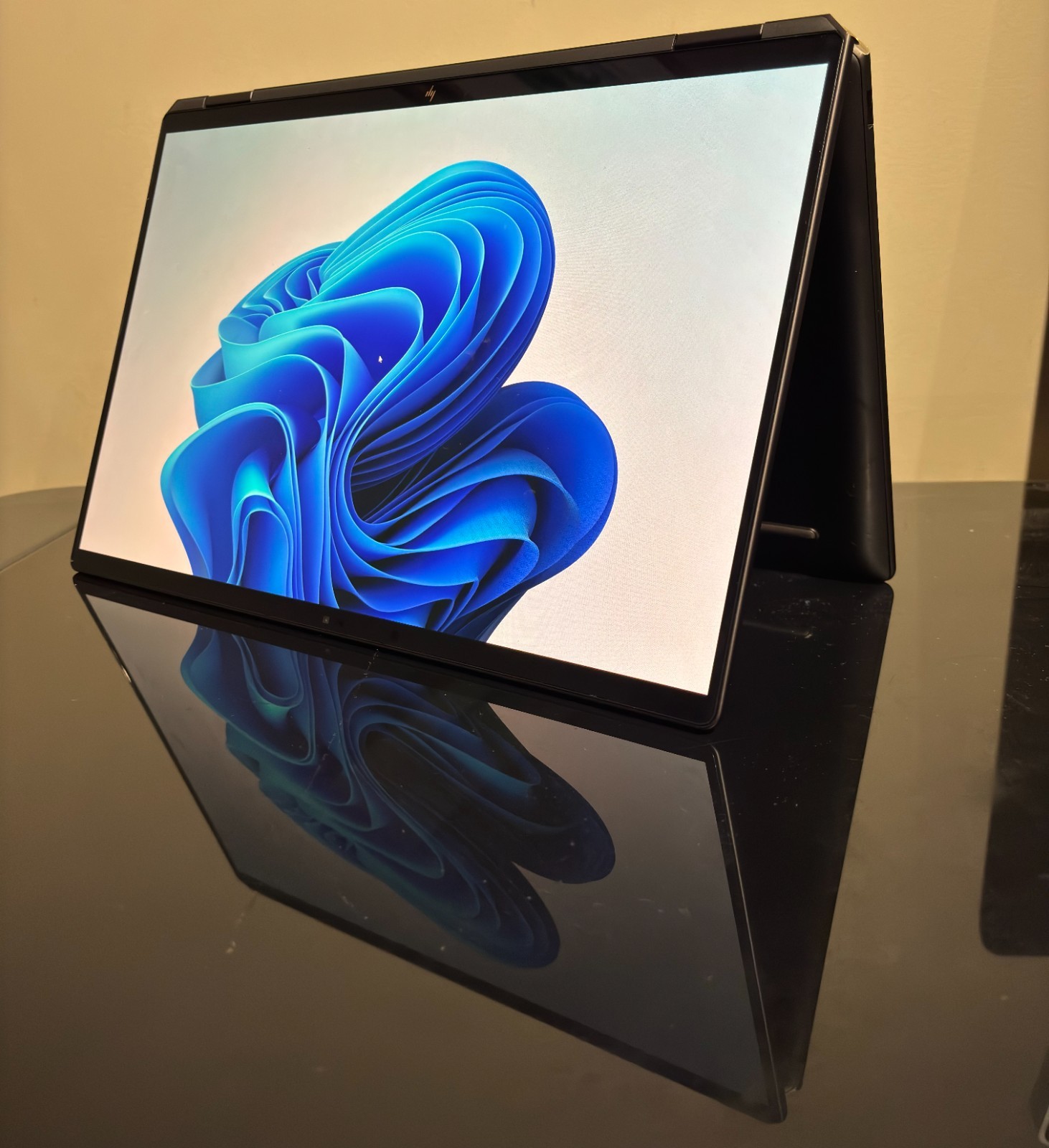 Like New | HP Spectre x360 16″, Ultra 7, 32GB RAM, 1TB SSD, OLED Touchscreen