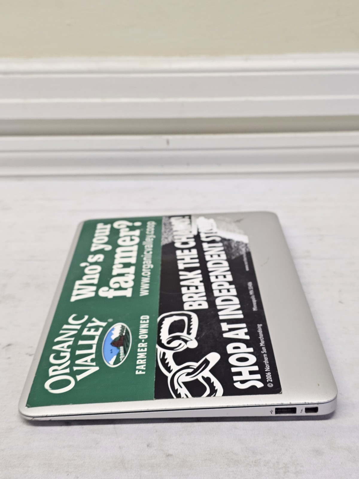 Apple MacBook Air A1465 2013 Laptop – i5-4250u – 4GB RAM – 128GB SSD- NO OS READ
