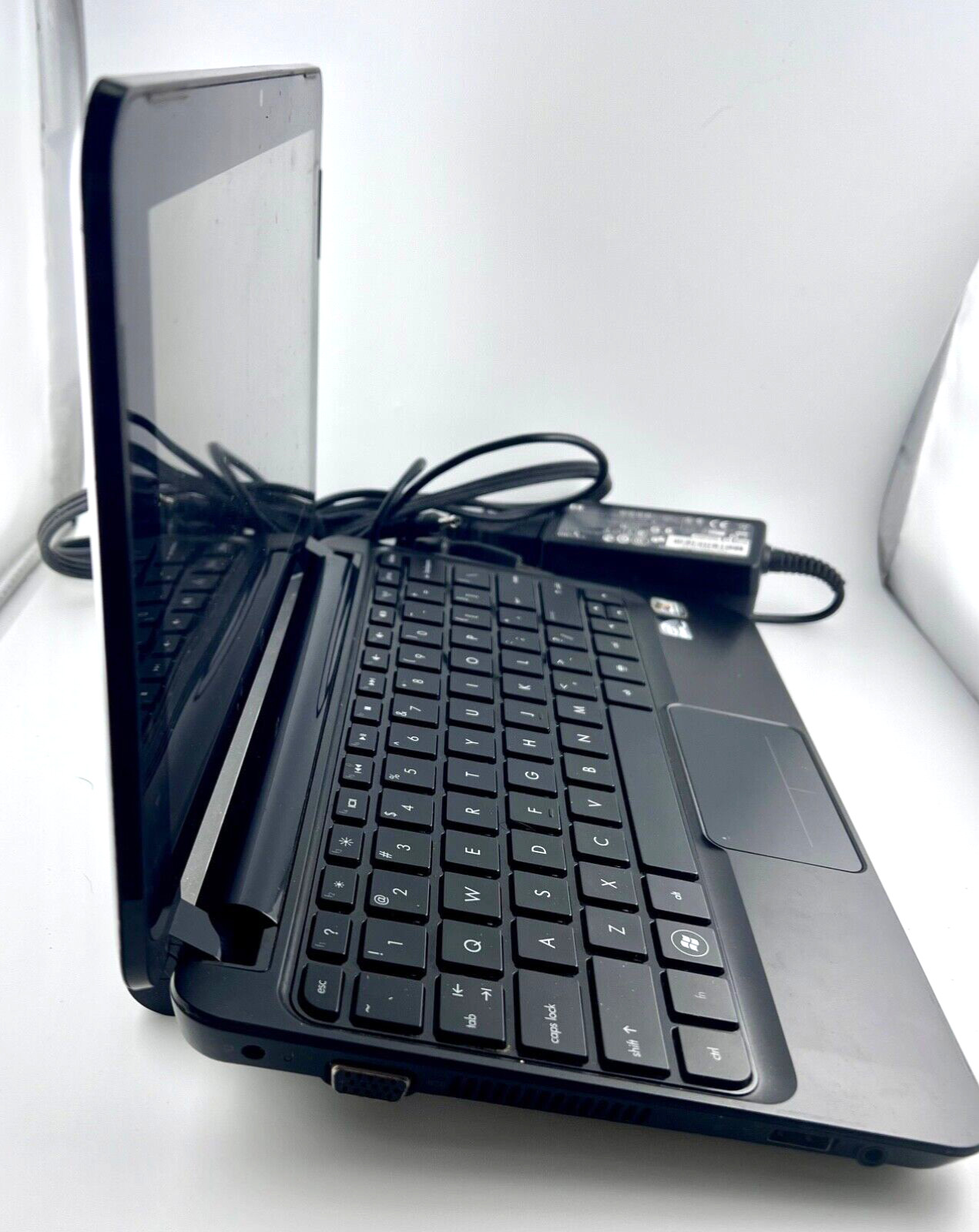 HP Mini 210–1055 NR Laptop Battleship CNF0039477 Intel Atom Windows 7 Computer