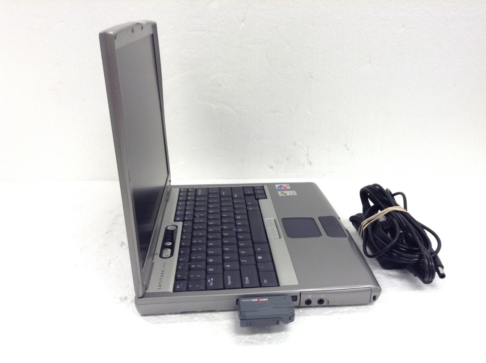 Dell Latitude D600 14″ Pentium M 1.5GHz Laptop w/512MB, DVD/CDRW, NO HDD, WORKS