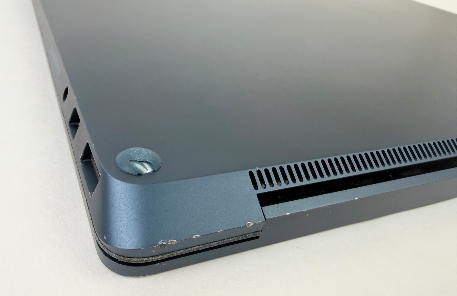 Microsoft Surface Laptop 2 1769 13.5″ NON-Touch i5-8250U 8GB 256GB W11H – Issues