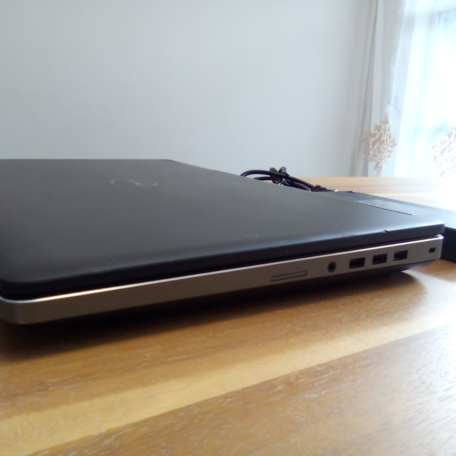 Dell Precision 7710 P28E [Intel i5] [8GB DDR4] [1080p] [256GB SSD] [AMD R9 M75X]