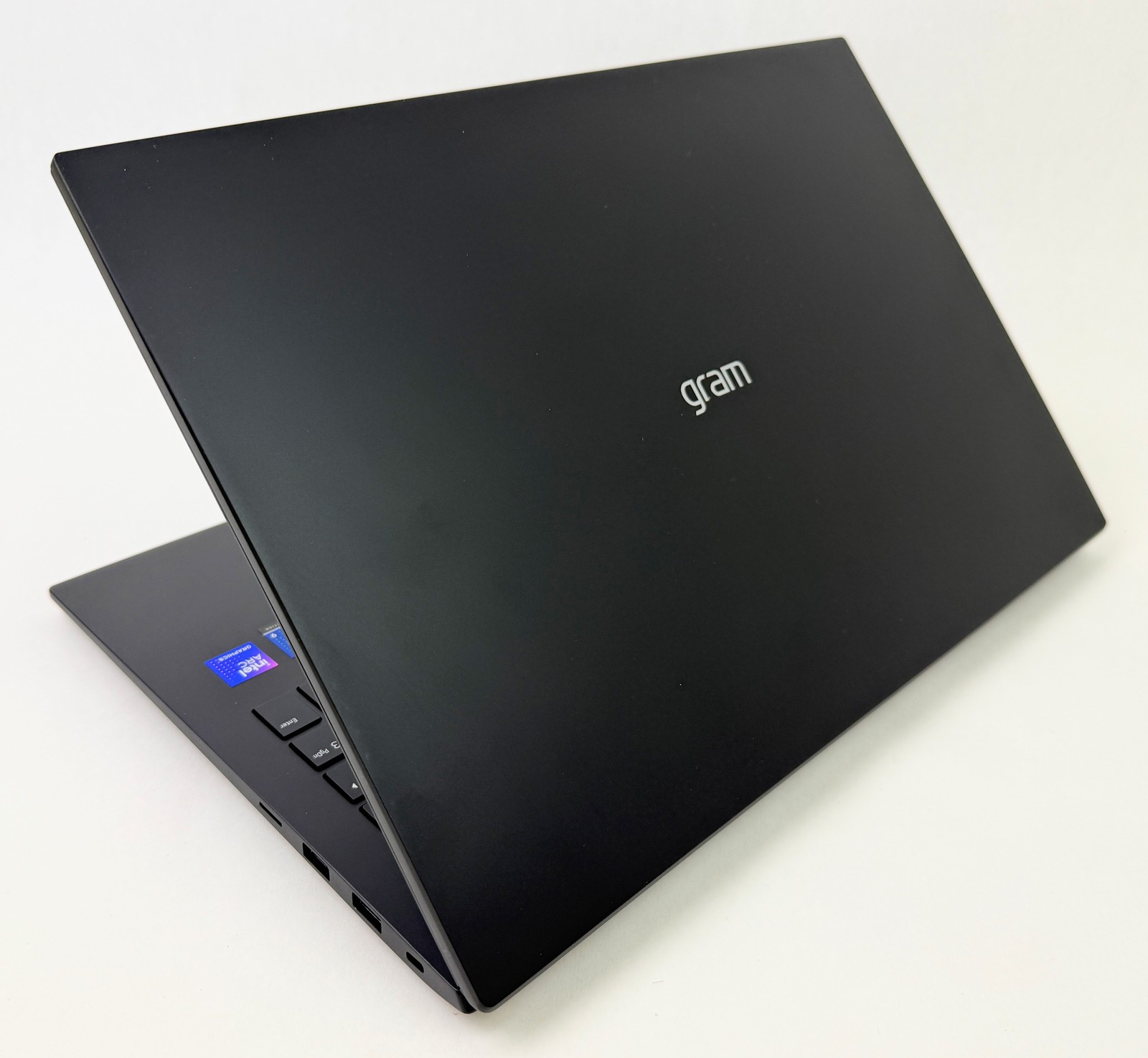 LG Gram 16Z90TL 16″ Touch Ultra 9 288V 32GB 2TB SSD W11H Thin Lightweight Laptop