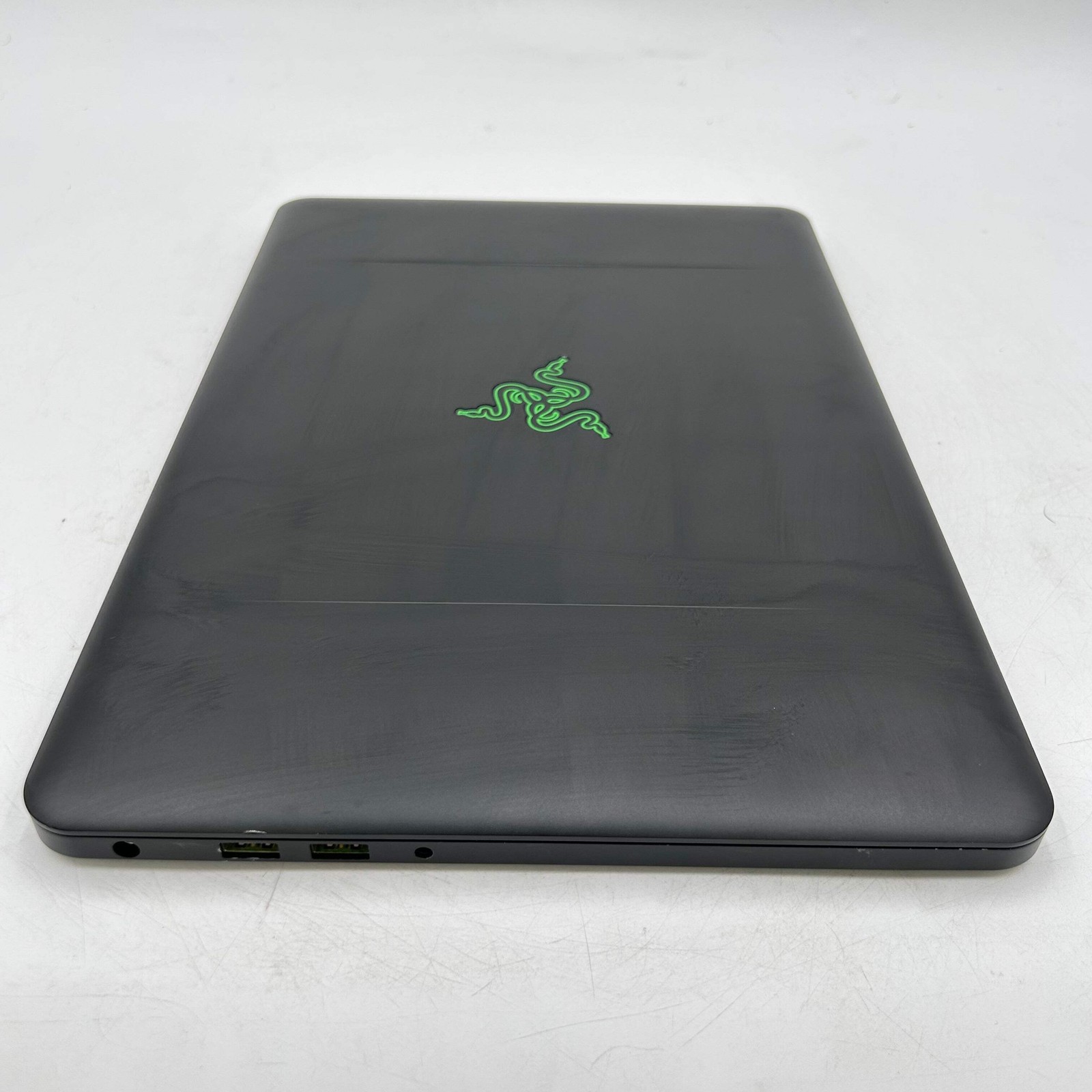 Razer Blade 14 RZ09-01953E71 14″ i7-7700HQ 16GB RAM 256GB SSD GeForce GTX 1060