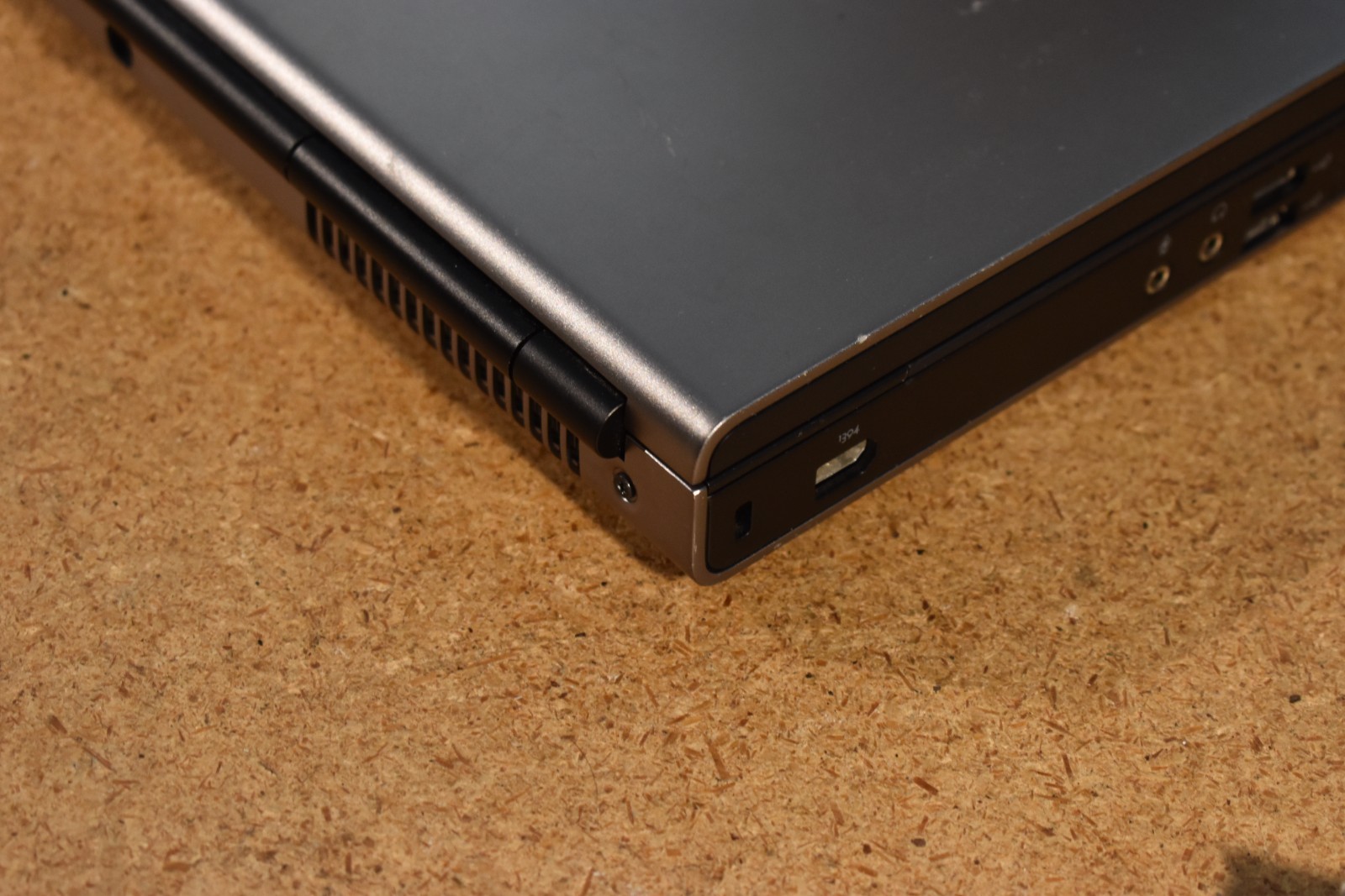 Dell Precision M6400 17″ Windows XP Pro 32-bit T9900 3.06GHz SSD AMD FirePro