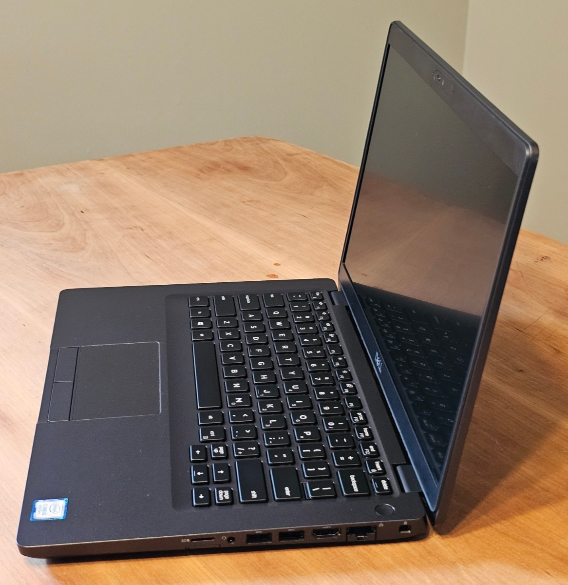 Good Dell 5400 i5-8265U 1.6GHz 8GB 256GB NVMe Webcam Charger & Excellent Battery
