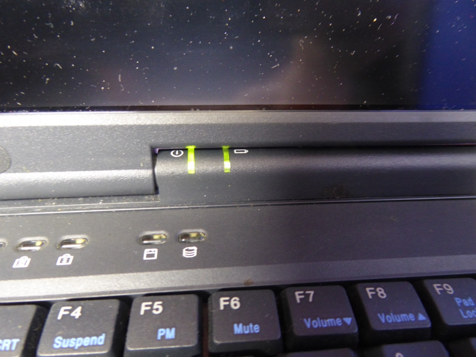 GATEWAY 2000 SOLO 2200 LAPTOP 12″ VINTAGE w/ P/A SOLD AS-IS TO POWER ON