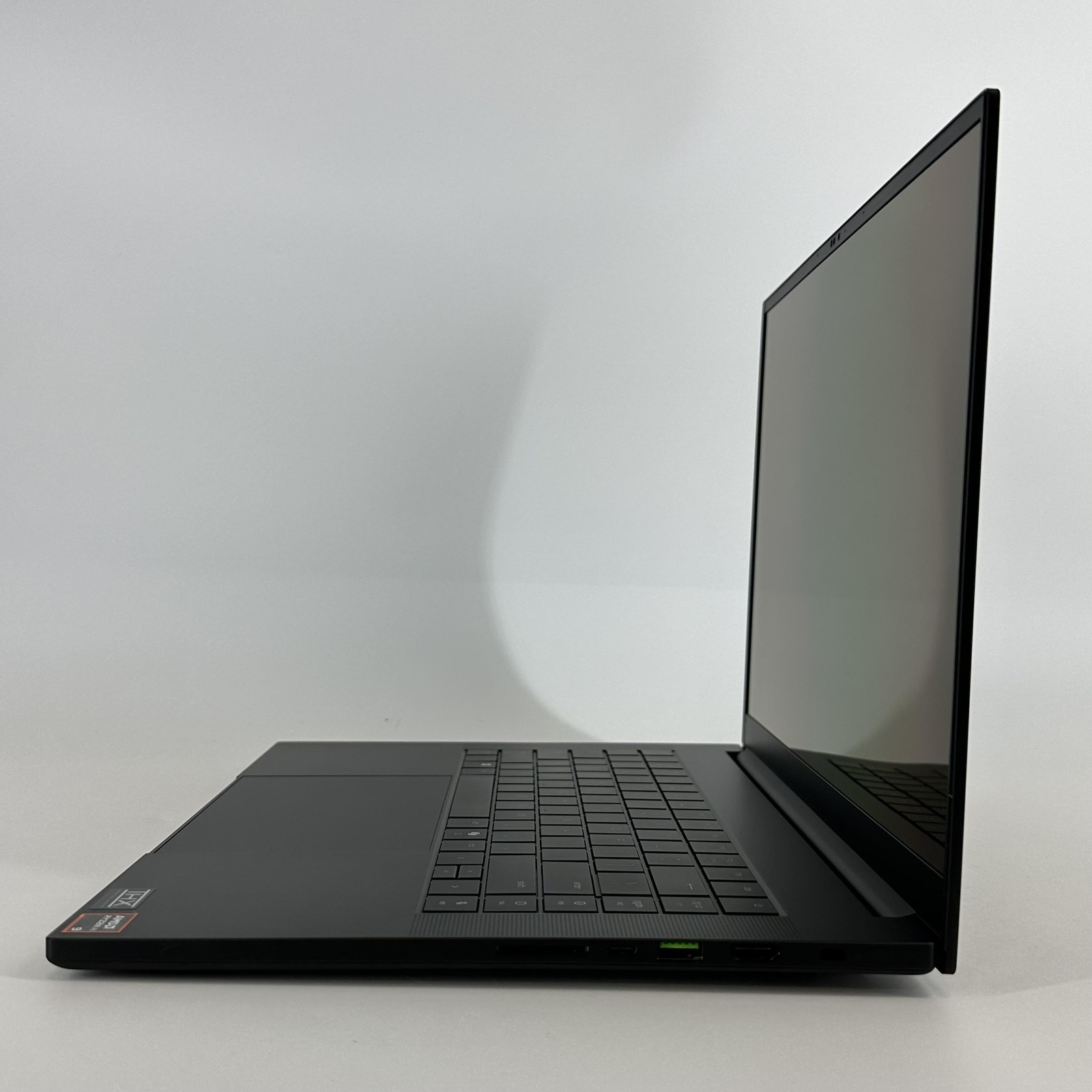 Razer Blade 16 240Hz QHD+ 2025 2.0 GHz Ryzen AI 9 365 16GB 1TB SSD RTX 5060