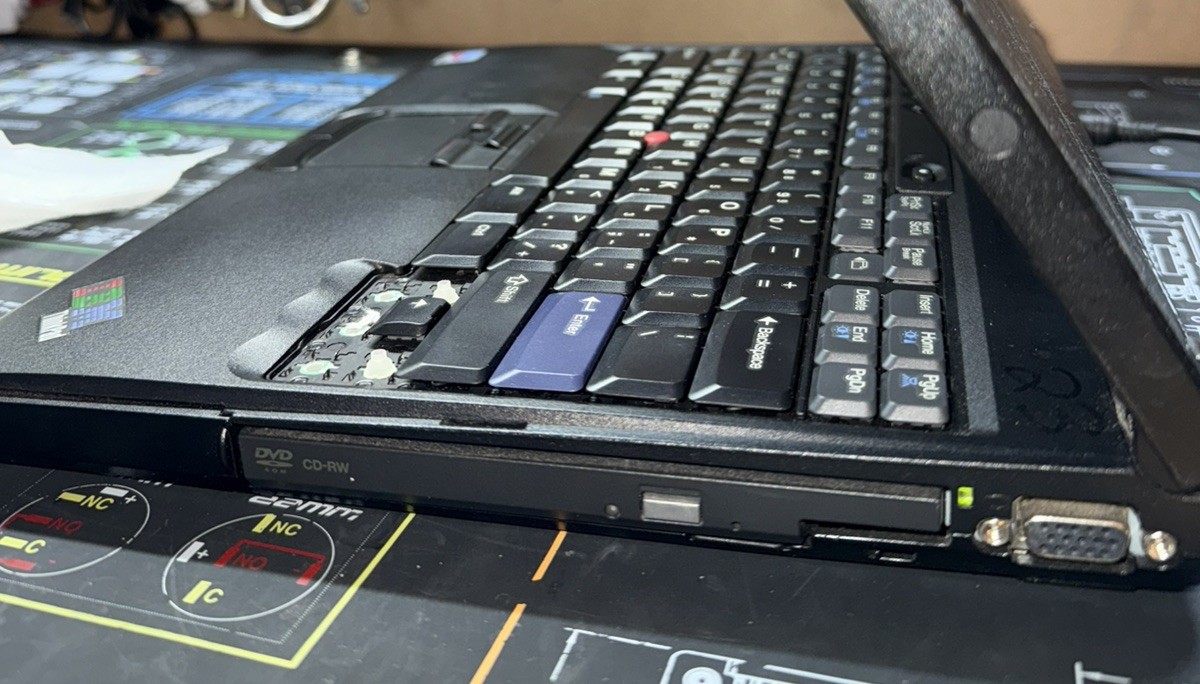 IBM ThinkPad R52 Intel Pentium M 1.86-15″ – 512MB RAM-40GBHD- WXP-MISSING KEYS
