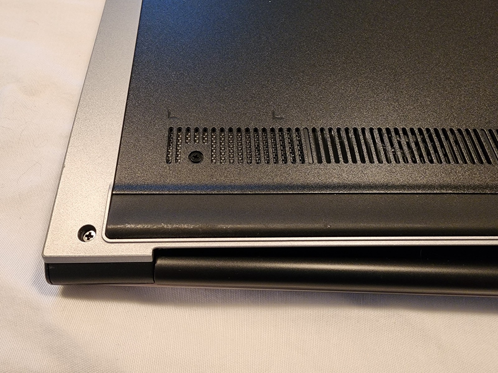 Dell Inspiron 15 5547 15.6″ i5-4210U 8GB RAM 1TB HDD – WORKS – NEEDS HINGE