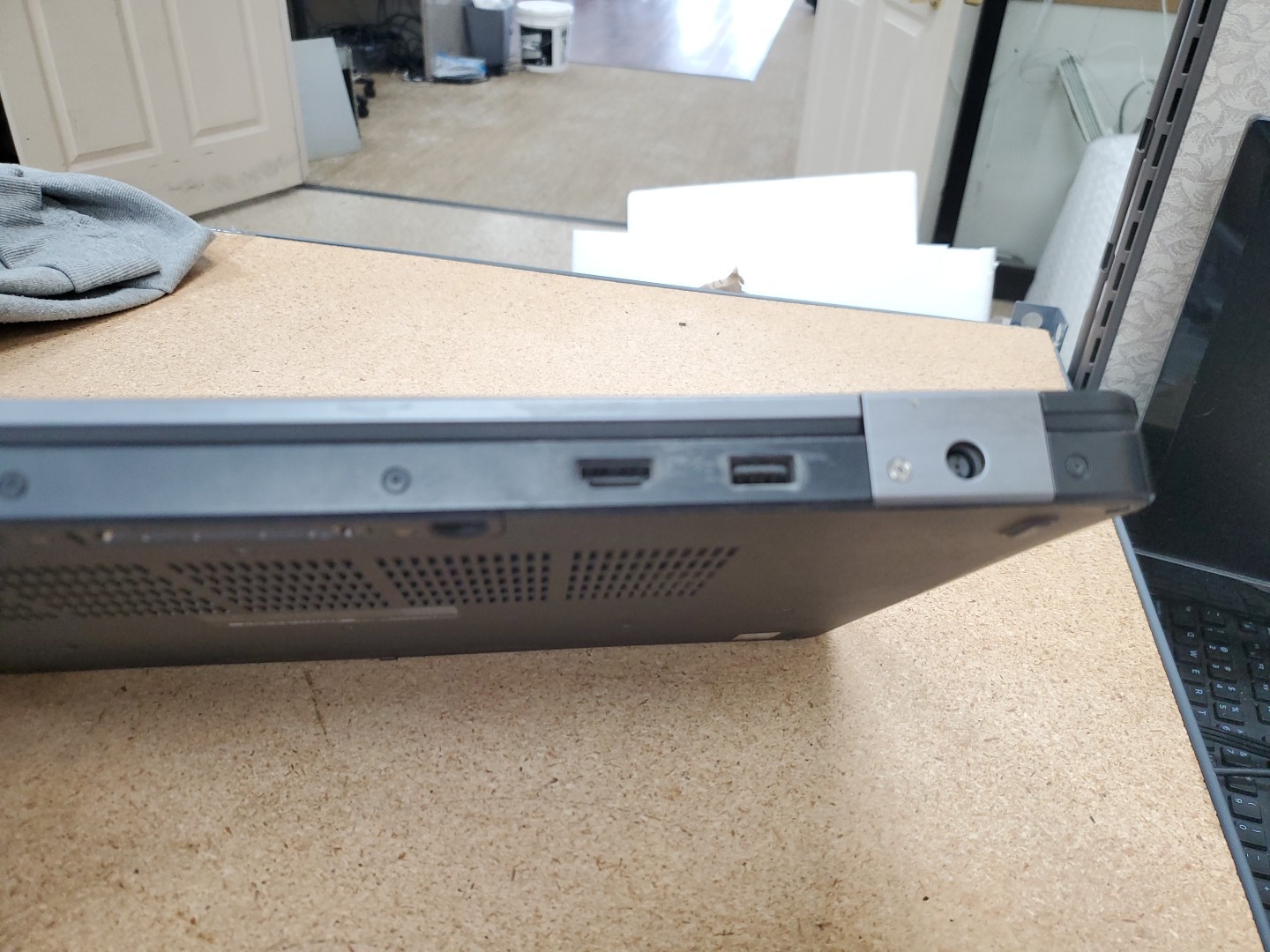 Dell Latitude E5570 15.6″ (256g SSD, Intel Core i5 6th Gen., 8GB) 041326-1