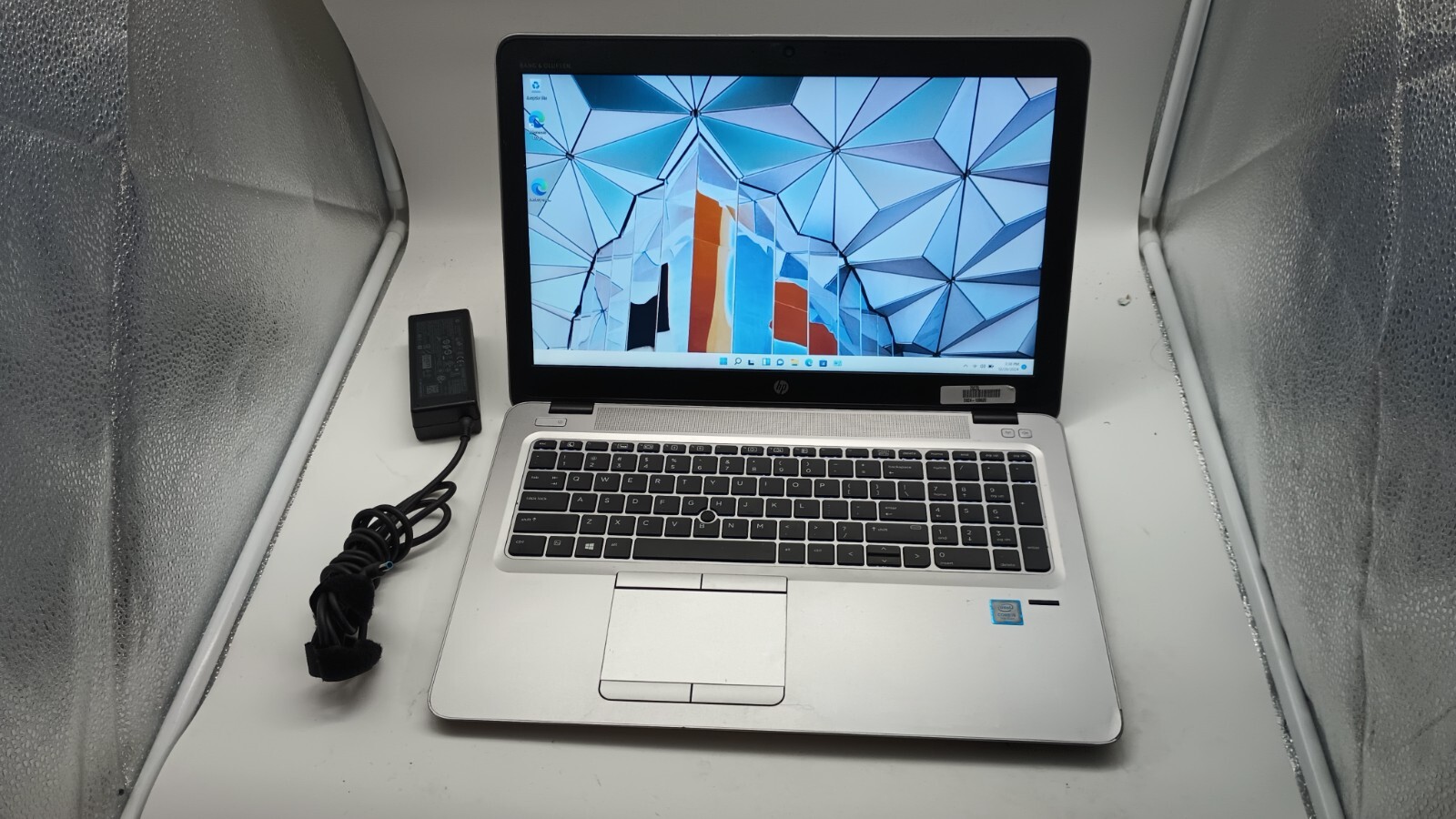 EliteBook 850 G4(122612-45)w/charger.i5-7200U.8GB.256GB SDD.15.6″FHD.W11