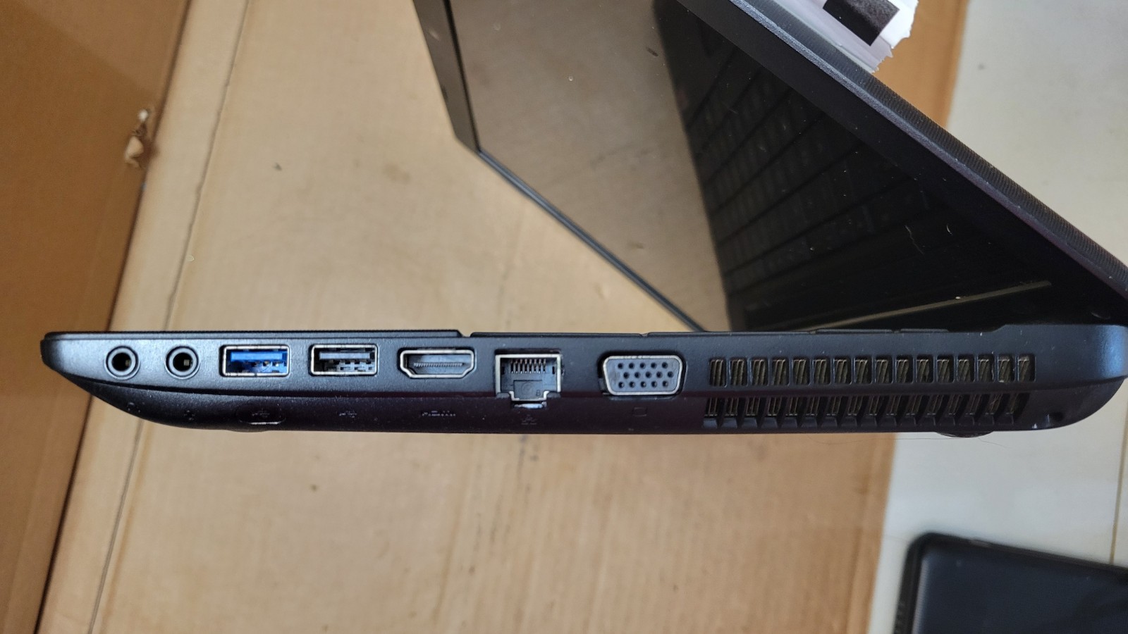 Toshiba Satellite C55D-A5382 AMD A4-5000 W/Radeon 1.5GHz 4GB RAM 320GB HDD Win10