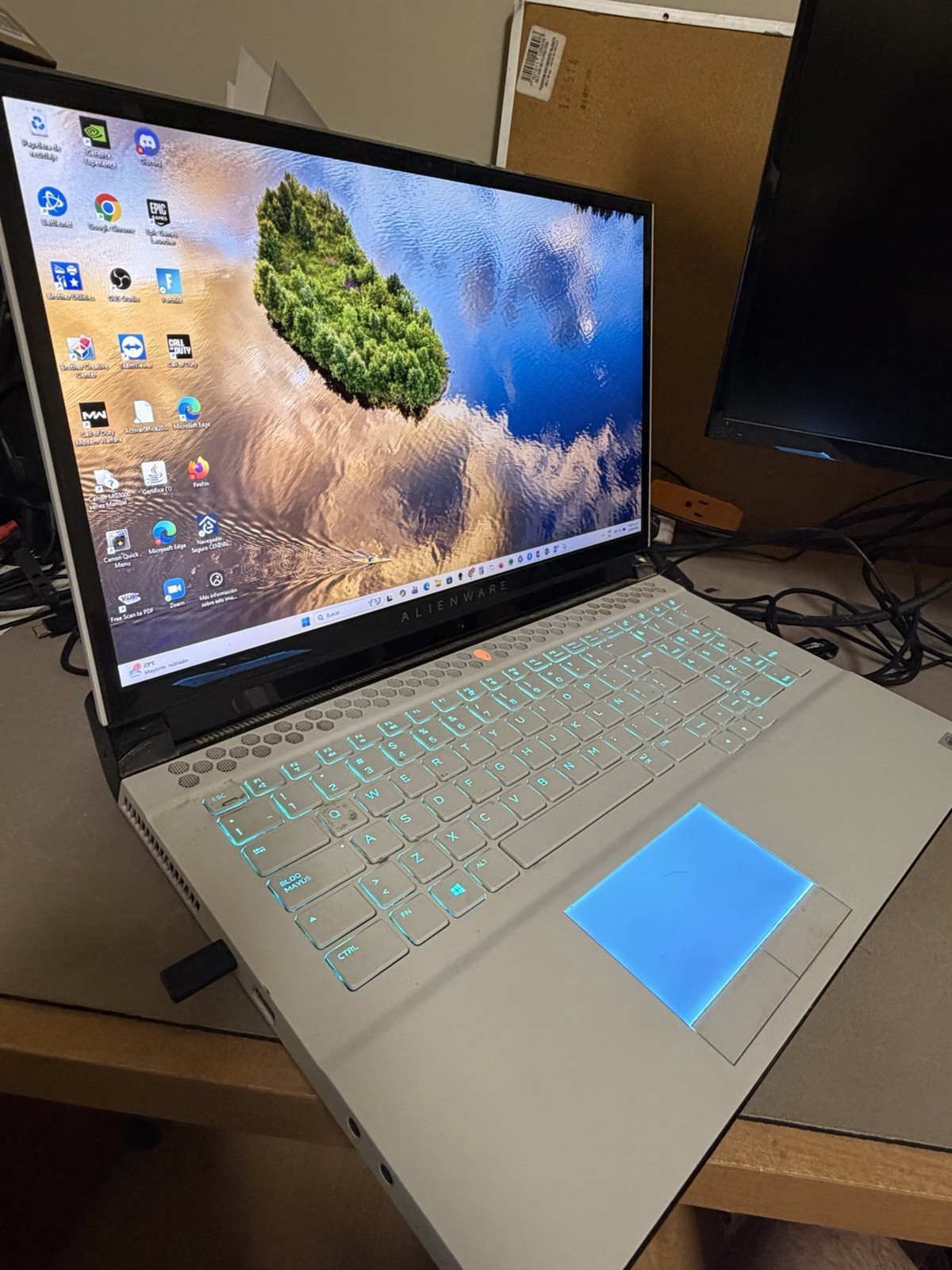 Alienware Area-51m R2 17.3″ i7-10700 16GB RTX 2070 Super 1TB SSD W11