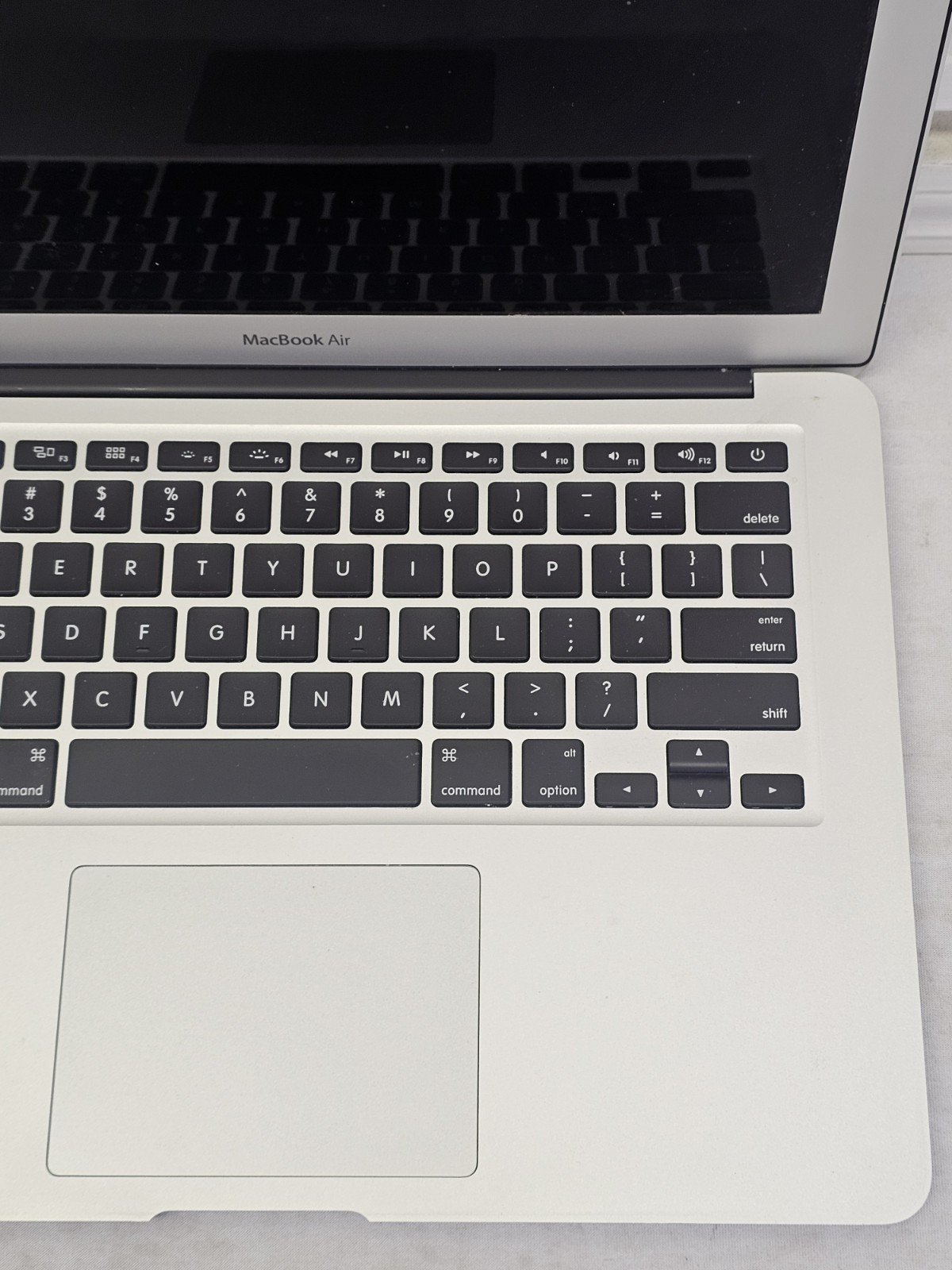 Apple MacBook Air A1466 Laptop – i5-4250u – 4GB RAM – 128GB SSD – NO OS – READ