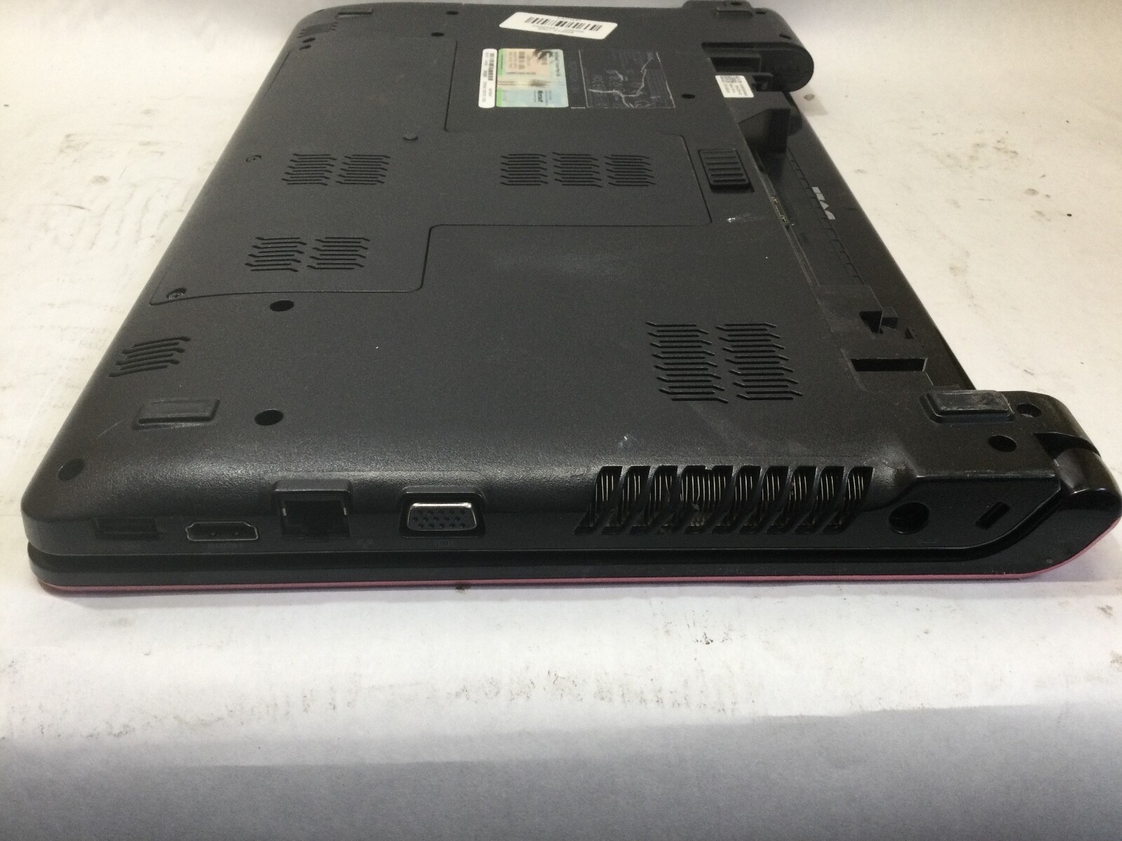 DELL INSPIRON 1564 – INTEL I3 – 4GB RAM – BROKEN SCREEN – FOR PARTS – READ = BB!