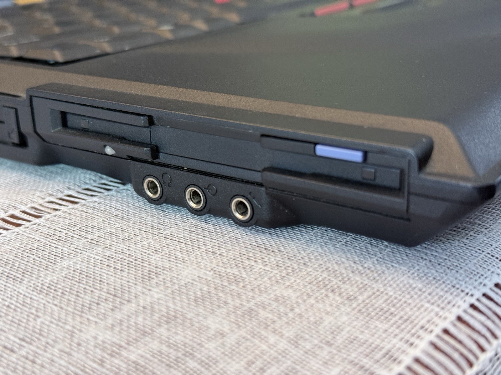 IBM ThinkPad i Series 2621-460 Laptop – Floppy, Serial, CD, BOOTS, BAD HDD