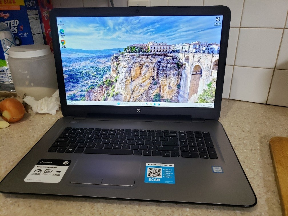 17.3″ HP 17-X051NR CORE i3-6100U 2.30 GHZ 256GB SSD 6GB RAM WIN 11 LAPTOP