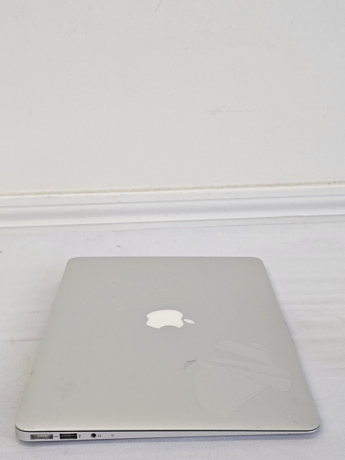 Apple MacBook Air A1466 Laptop – i5-3427U – 4GB RA – 128GB SSD – BAD BATT – READ