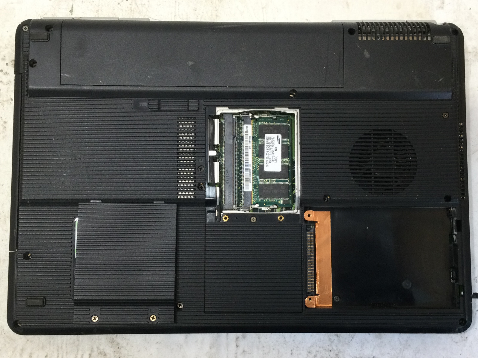 HP COMPAQ PRESARIO V2000 – FOR PARTS – INTEL CENTRINO – 256MB RAM – READ DESC-BB