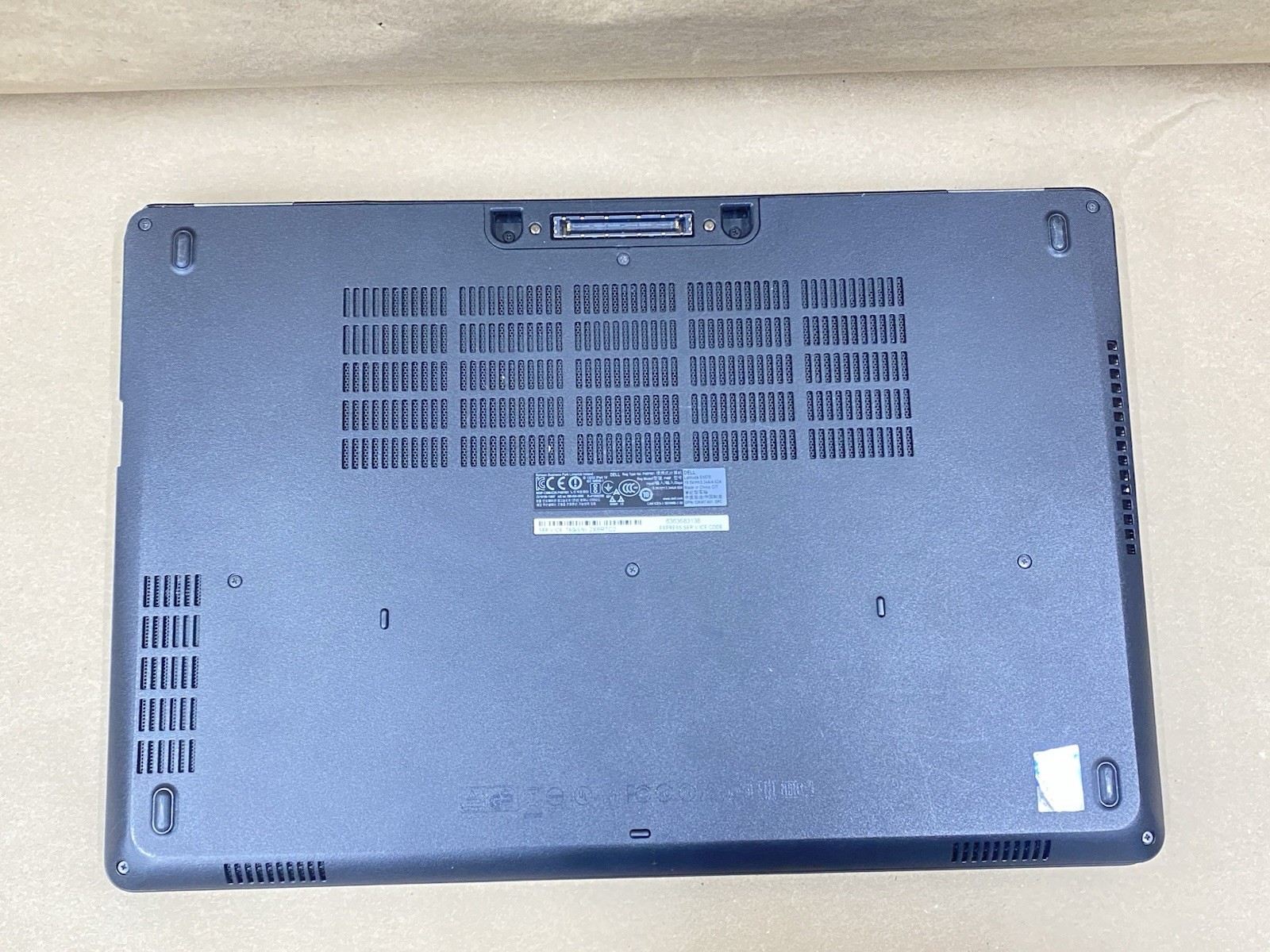 Dell Latitude E5570 – 15.5″ FHD – i5-6300U – 8GB – 256GB SSD – Win 10 Pro – READ