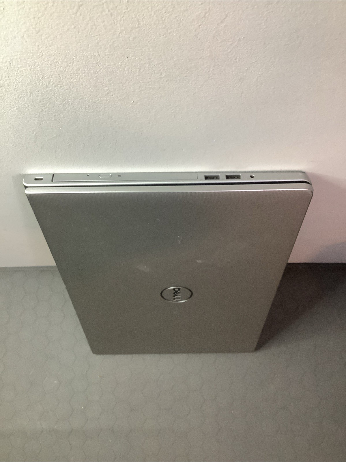 Dell Inspiron 15 5000 series- AMD E2-7110/4GB RAM/ 1000GB HDD/Linux Mint