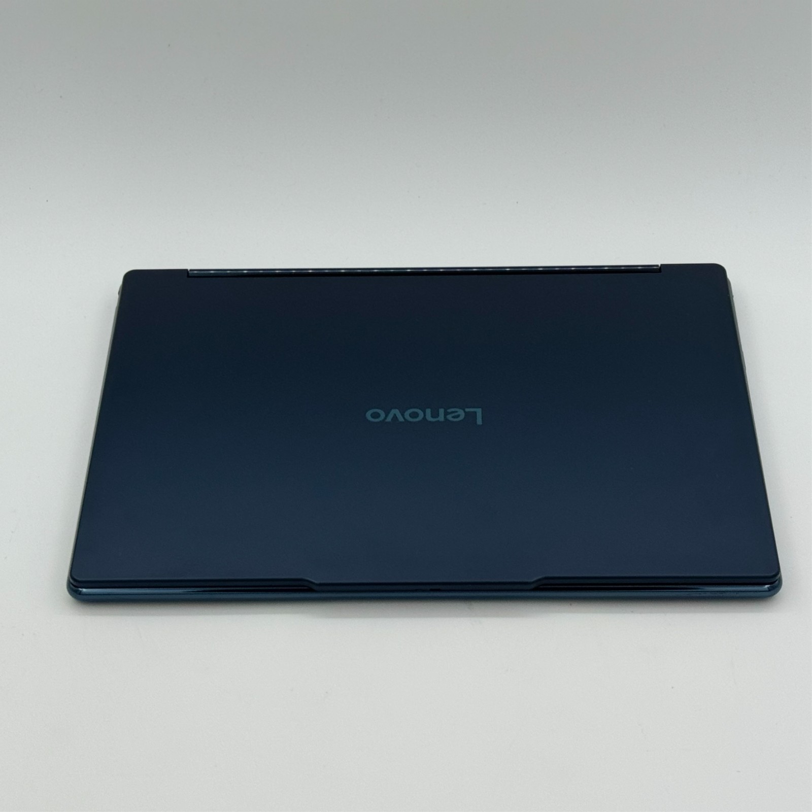 Lenovo Yoga 9i 2-in-1 Aura Edition 14″ 3K 120Hz OLED Touch Ultra 7 258V 32GB 1TB