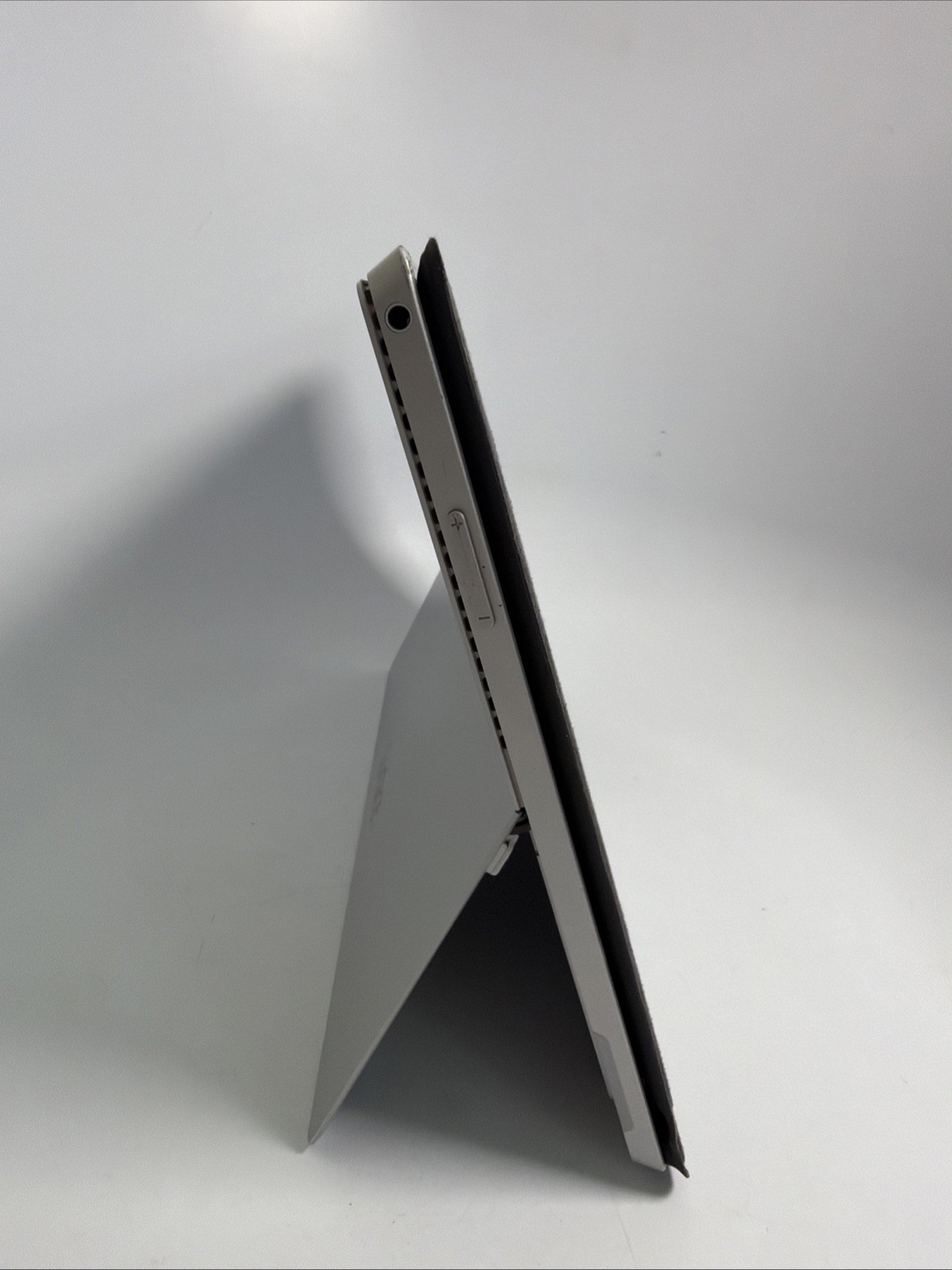 Microsoft Surface Pro 3 12.3″ Core i5-4300U 1.90GHZ 2.5GHZ 4GB RAM 128GB SSD W10