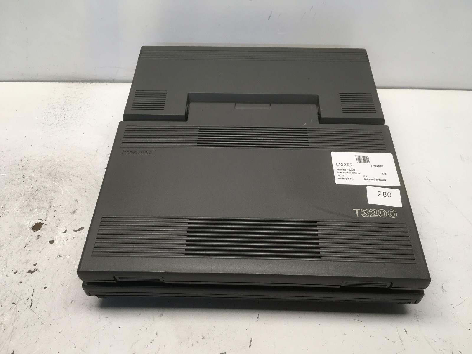 Toshiba T3200 Intel 80286 12MHz 1 MB NO HDD No Batt – SCREEN DMG – PARTS
