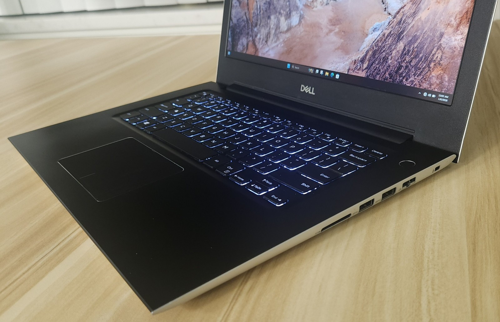 Dell Vostro 14 5471 14” Full HD 1TB SSD Intel i7-8550U 4GHz 16GB RAM Radeon R7