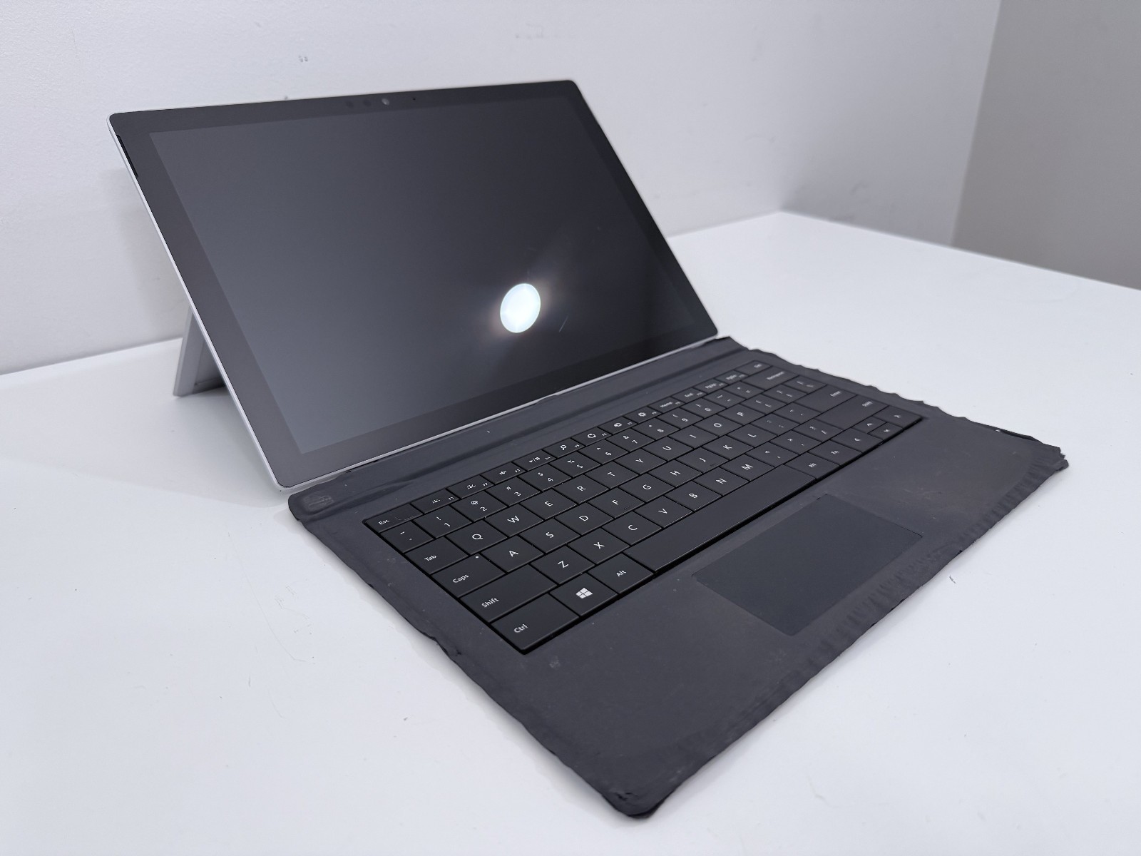 Microsoft Surface Pro 5 i7-7660U CPU @ 2.50GHz8 GB RAM 256 GB Win 10 Pro KB issu