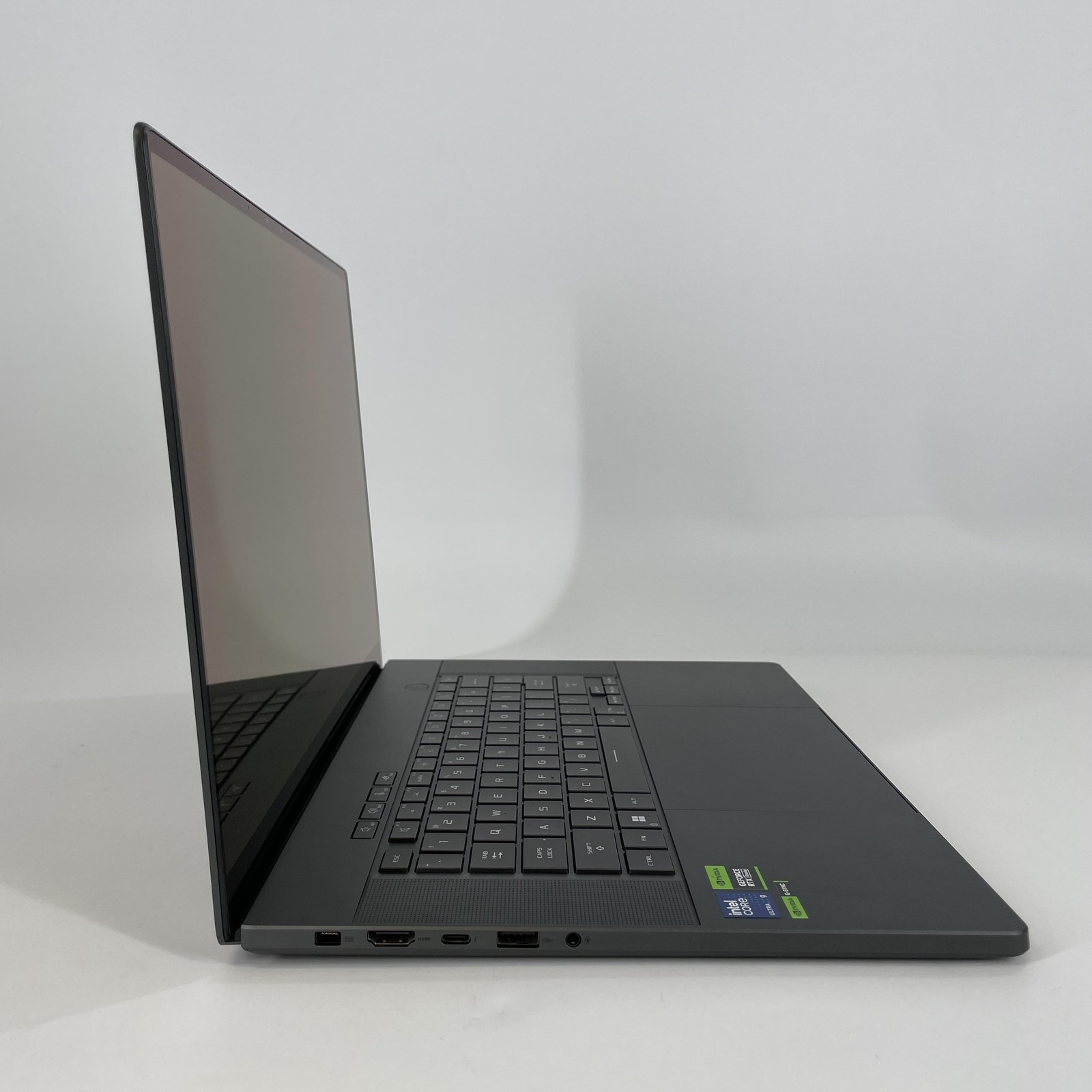 Asus ROG Zephyrus G16 GU605 240Hz QHD+ 2.5GHz Ultra 9 185H 16GB 1TB SSD RTX 4070