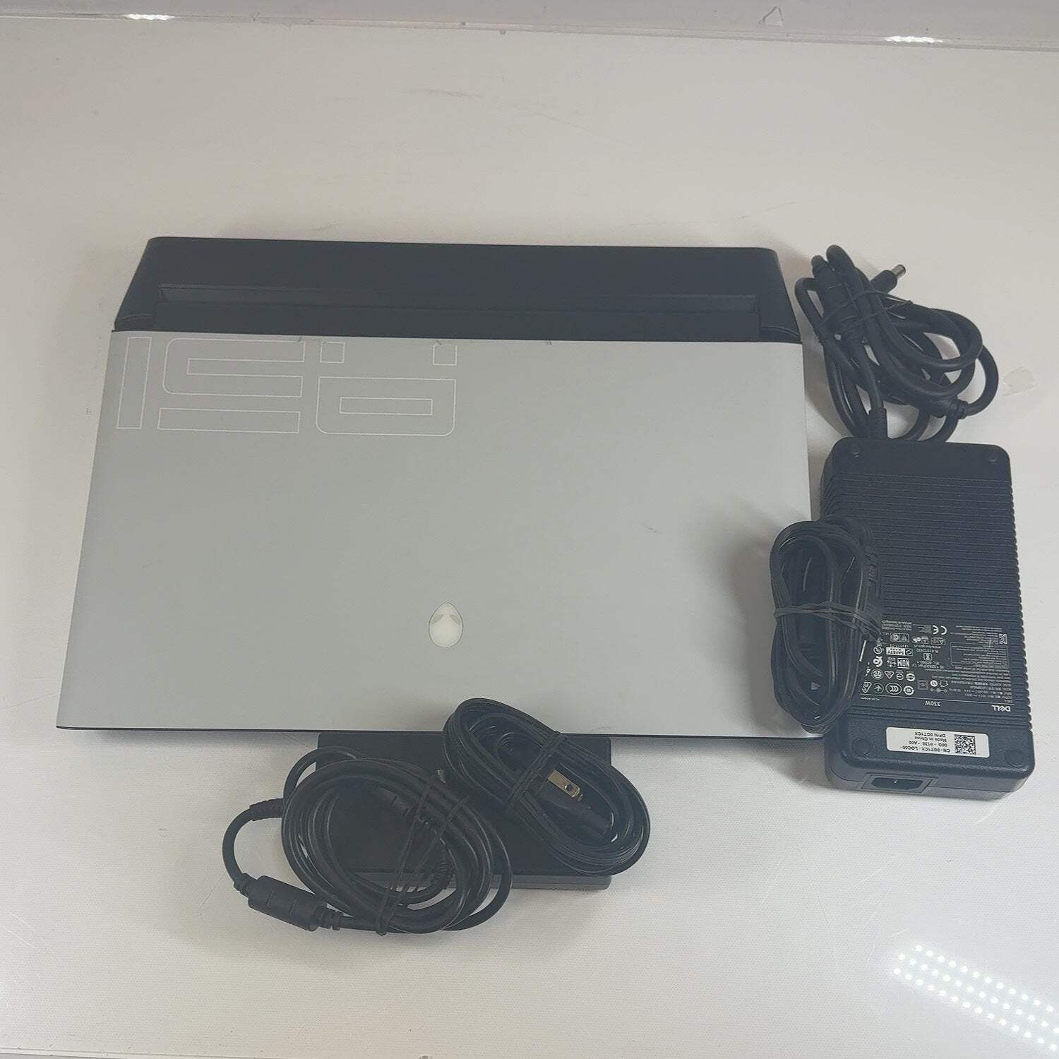 Alienware Area-51m R2 17.3″ i7-10700k 3.8GHz 16GB RAM 1TB SSD GeForce RTX 2070 S