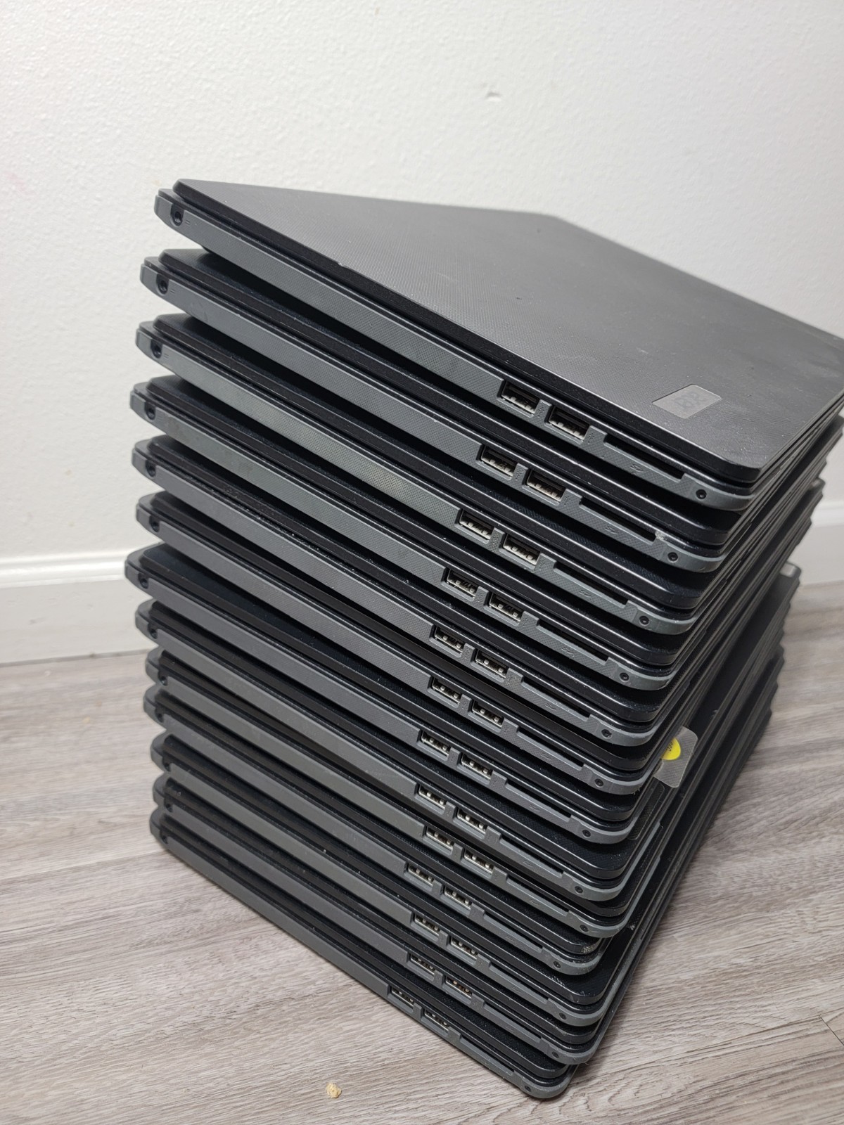 Lot Of 13 Acer TRAVELMATE B114-21 13″ AMD A4-9120C 4GB DDR4 64 GB MMC RADEON R4
