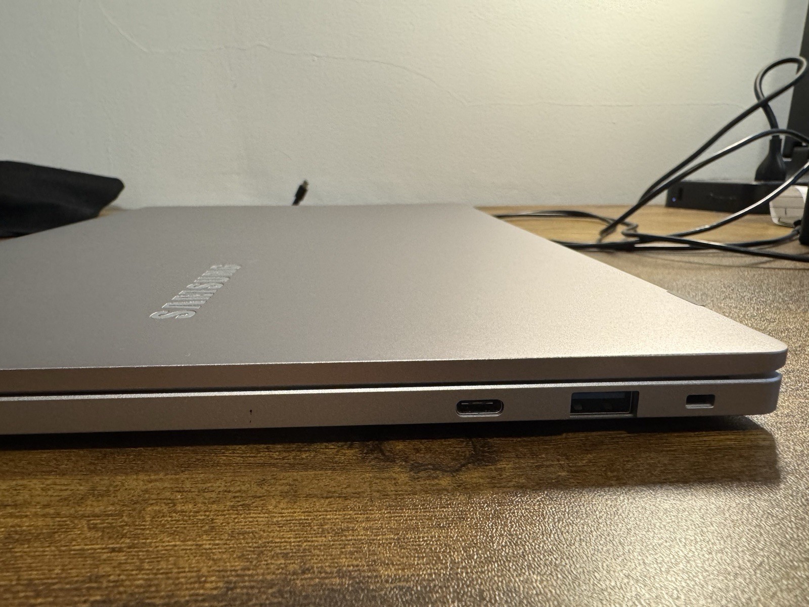 Samsung Chromebook Laptop, Silver, 14.3”, Model XE350XBA, W/Case & charger