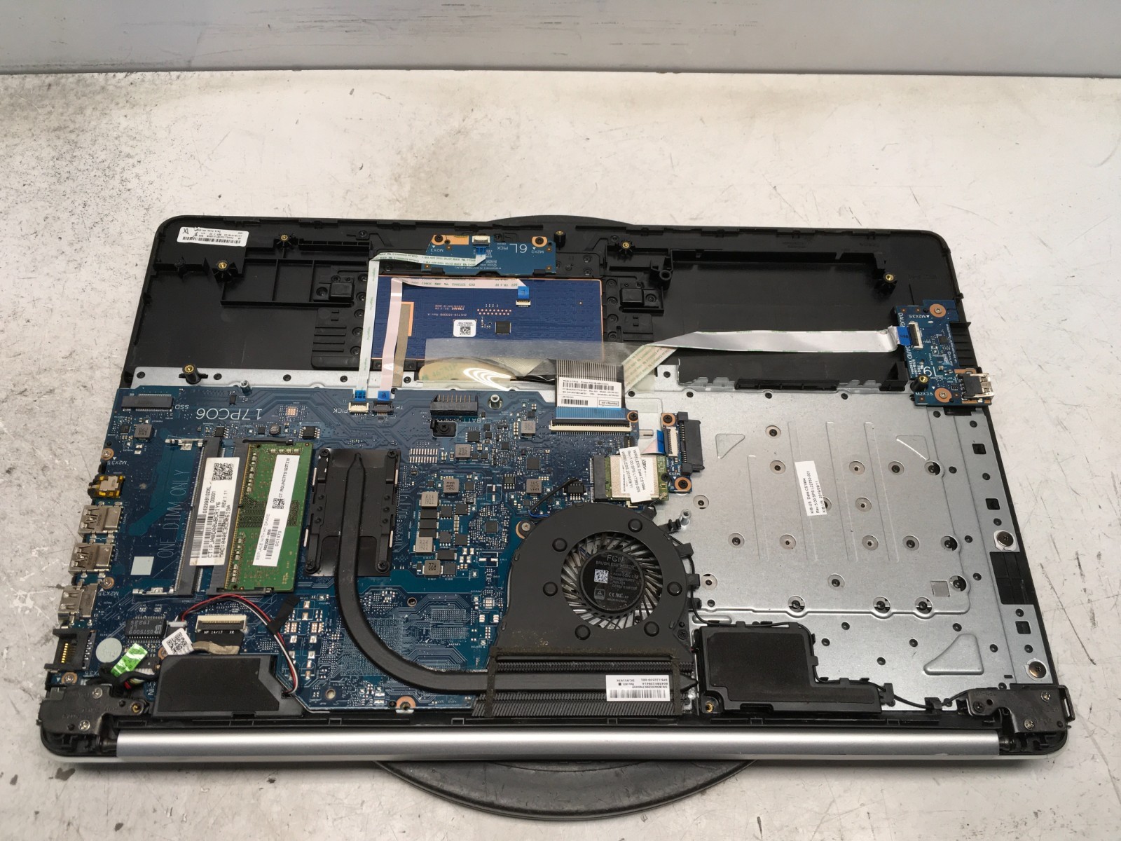 HP 17-CA1 AMD Ryzen 3 3200U 2600MHz 4 GB NO HDD