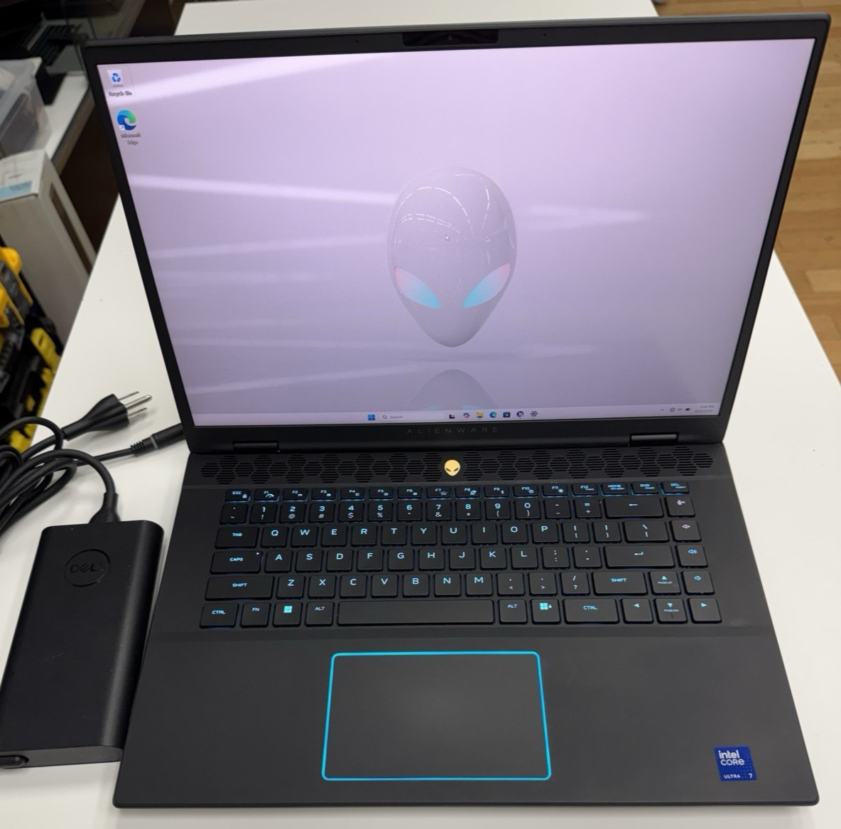 Dell Alienware M16 R2 QHD+ 240Hz 3.8 GHz Ultra 7 155H 16GB 1TB SSD RTX 4070 Good
