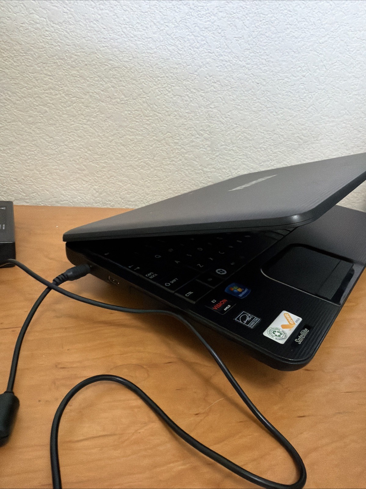 Vintage Windows 7 TOSHIBA Satellite C855 15″ Laptop AMD E2, 4gb, 160gb HDD, DVD