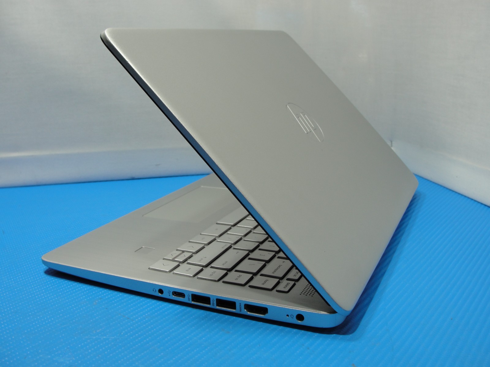 HP 14-DQ2043CL 14″ 256GB SSD, Intel Core i3-1125G4, 2.0 GHz, 8gb RAM w/ AC Adapt