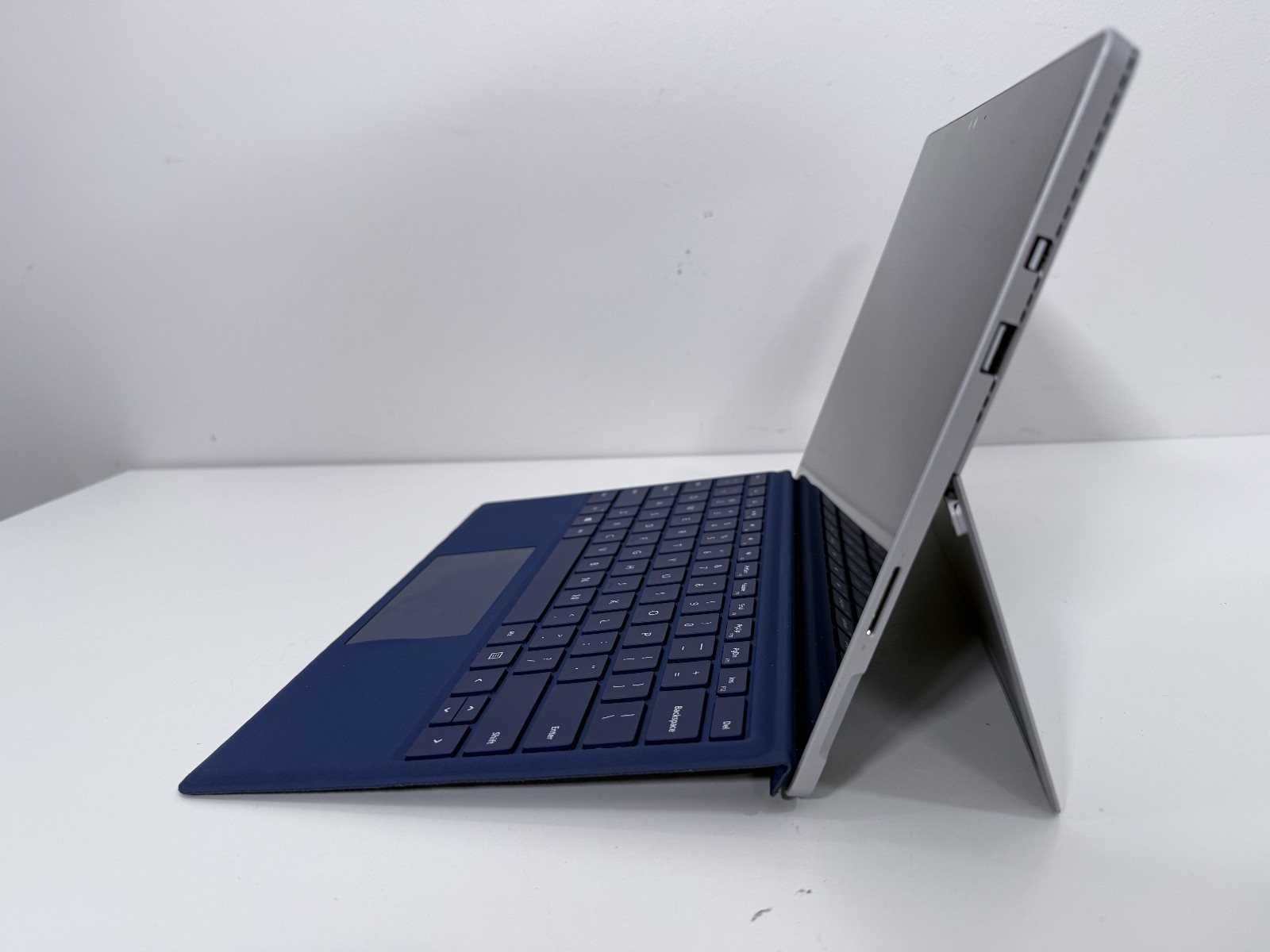 Microsoft Surface Pro 4 i7-6650U CPU @ 2.20GHz 8 GB RAM 256 GB Win 10 Pro