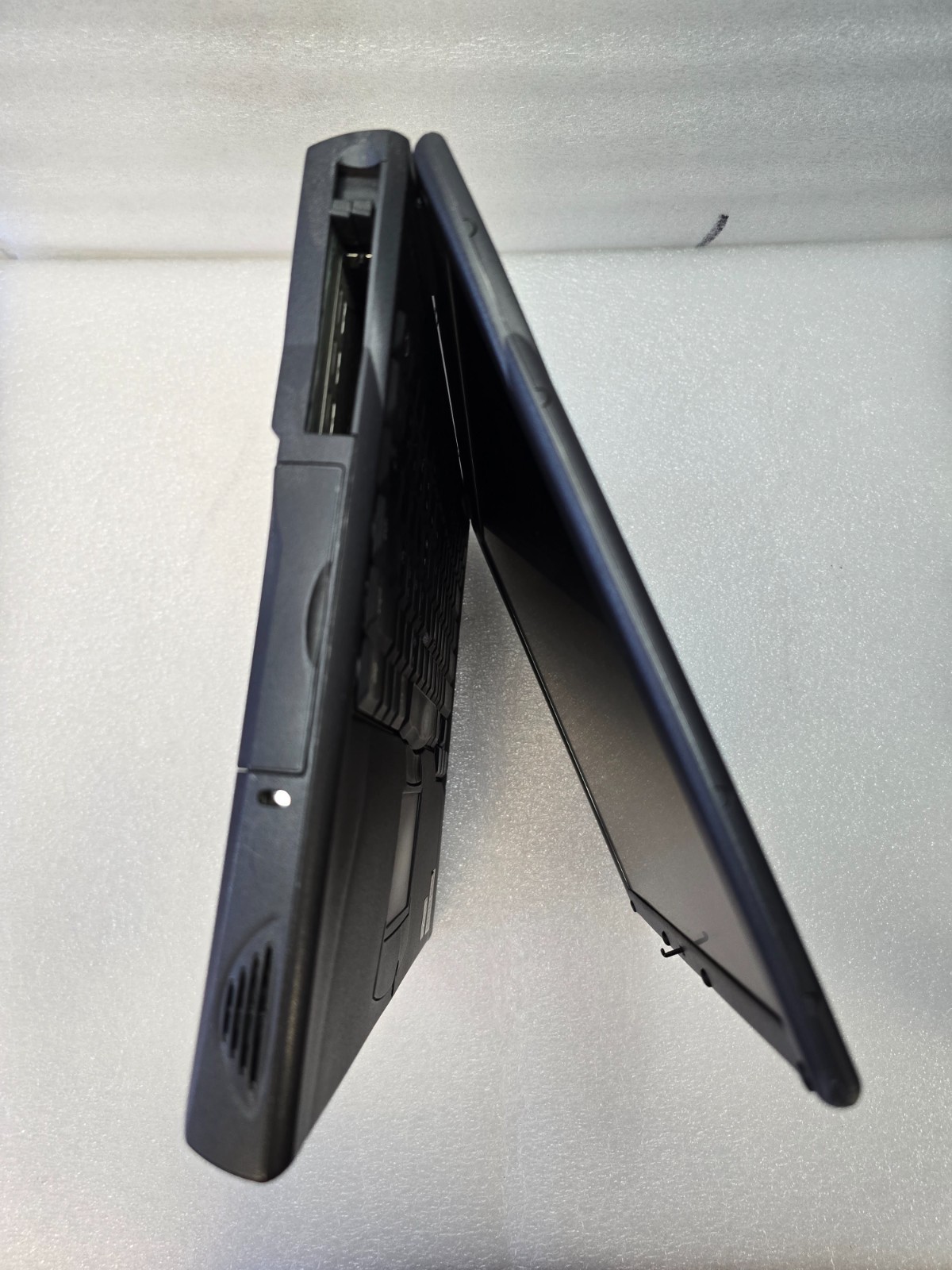 Dell Latitude C600 Laptop Windows 2000 Powers On PIII w/ Charger Parallel/S Port