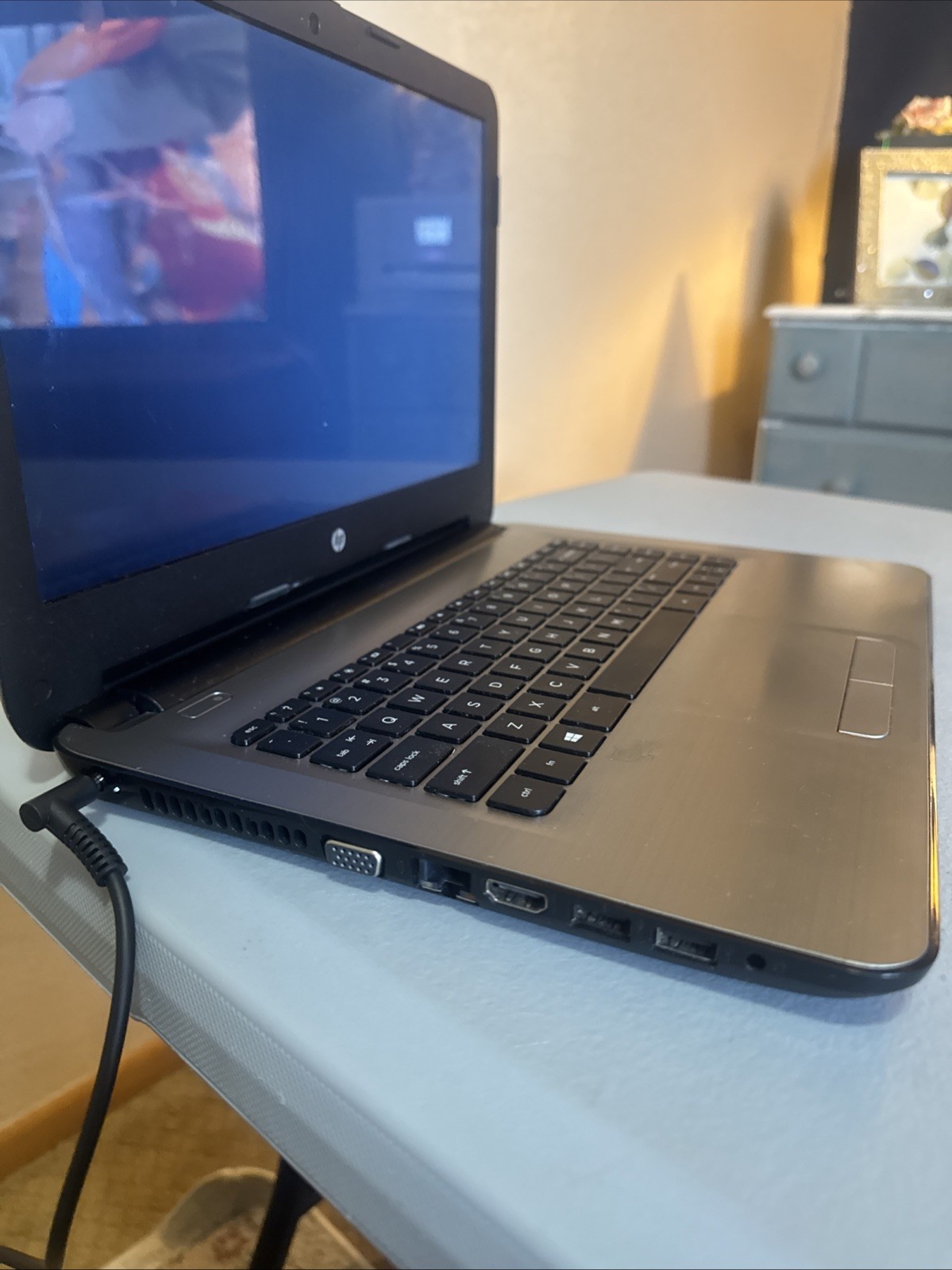 HP 14-an010nr 14″ AMD E2-7110, 32GB eMMC Chromebook w/ Webcam / HDMI NO CHARGER