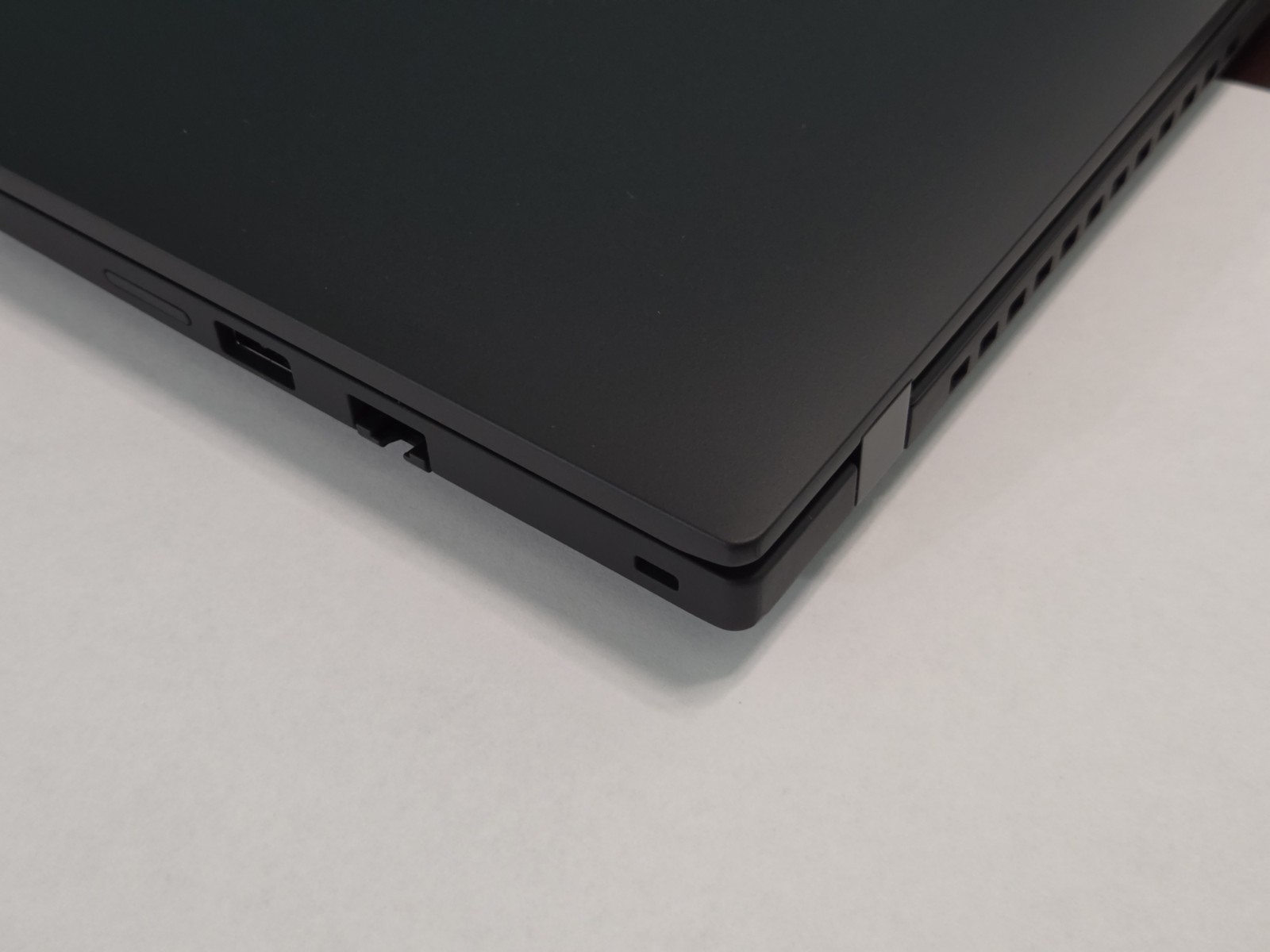 Lenovo ThinkPad T14 Gen 5 14″ WUXGA AMD Ryzen 7 PRO 8840U 16GB 512GB Win 11 Pro