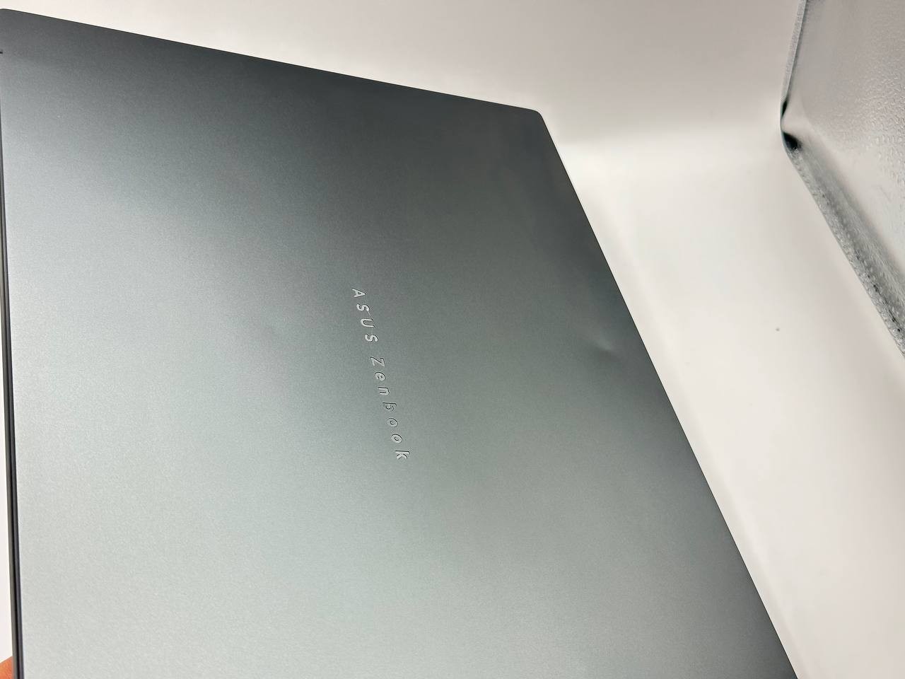 ASUS ZenBook 14″ OLED Touch UX3405 – Ultra 9 285H/ 32GB RAM/ 1TB SSD **GOOD**