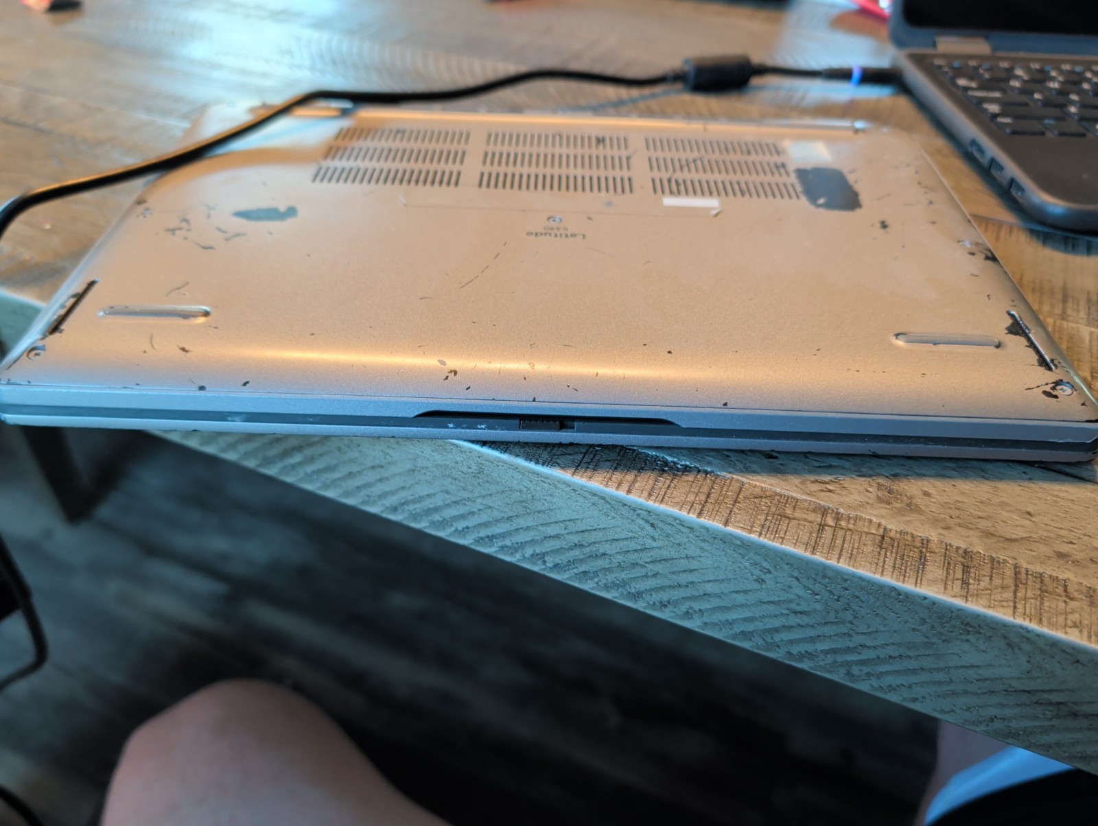 Dell Latitude 5340 13.3″ 13th Gen i5-1335U 8GB DDR5 No SSD. Cracked Screen