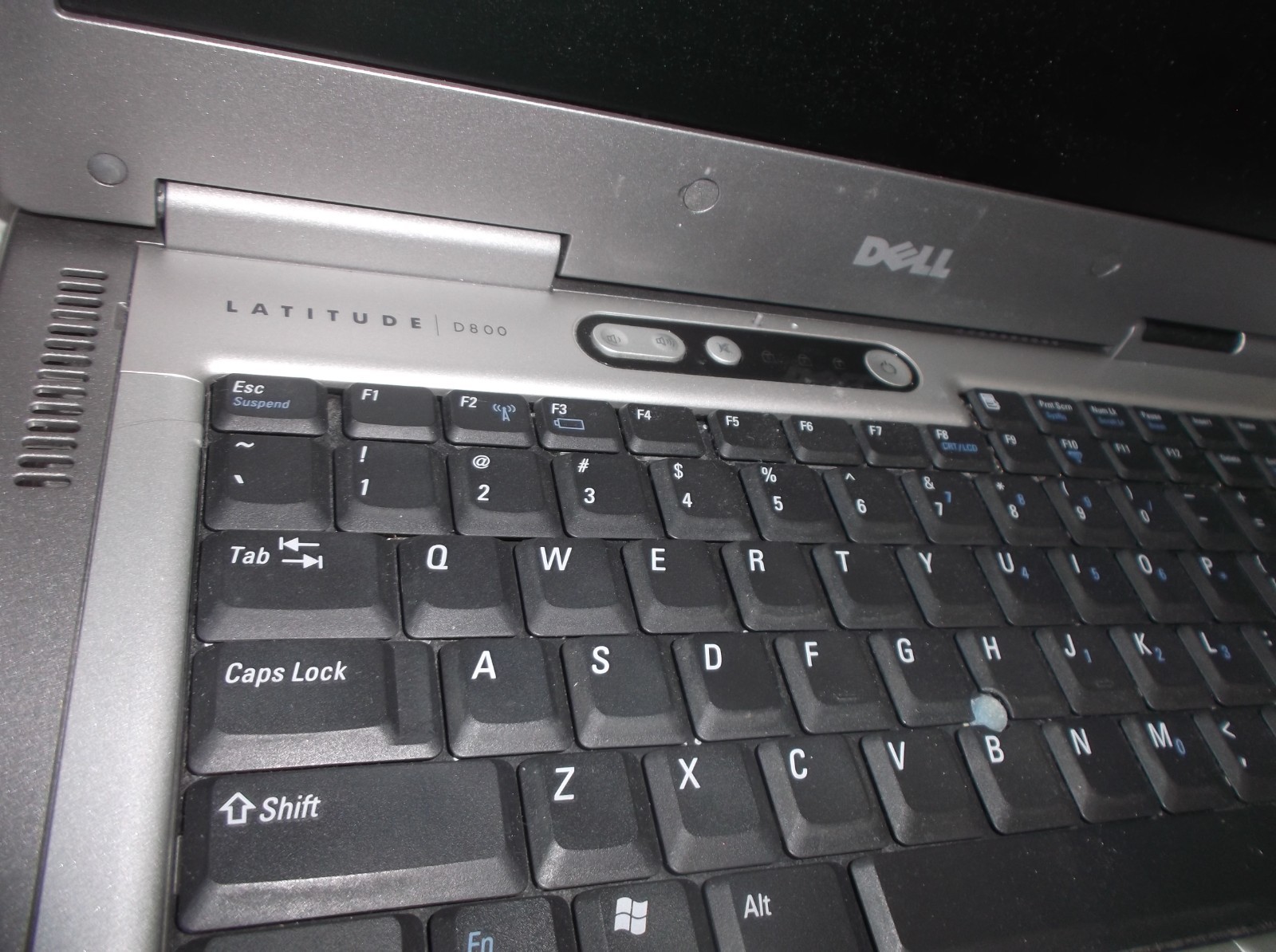 Dell Latitude D800 15.4″ Laptop / Windows XP. 1600MHz / 1 GB Ram 40GB HD