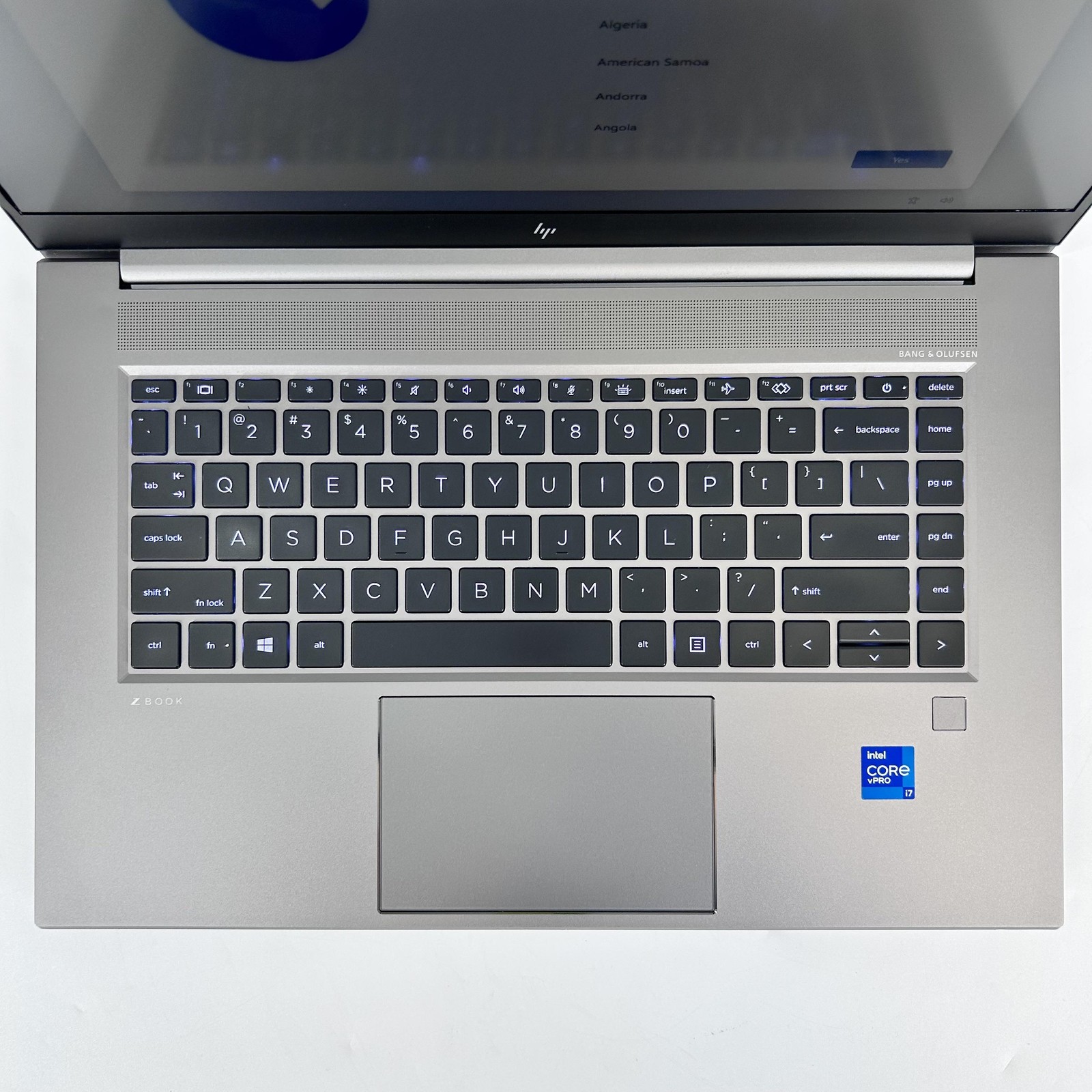 HP ZBook Studio 15 G8 FHD i7-11850H 2.50GHz 32GB 1TB SSD RTX A2000 White Spot