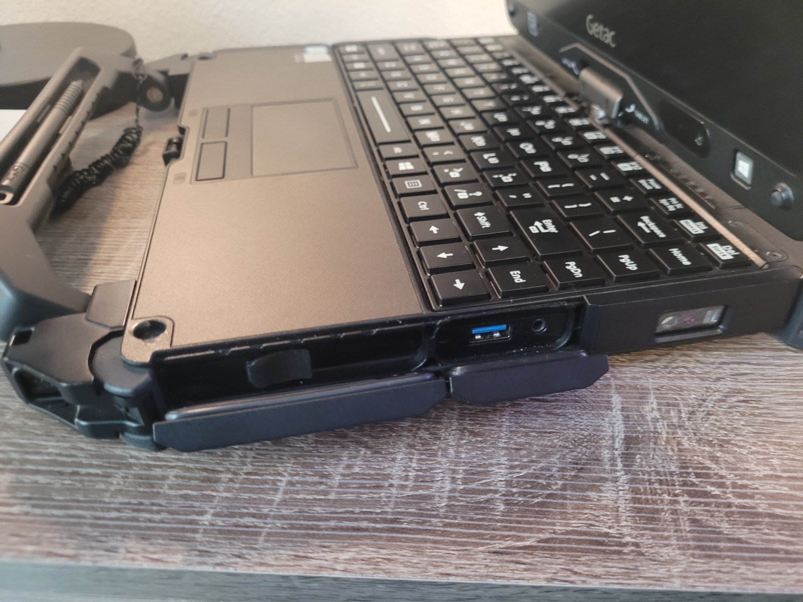 Getac V110G4 Tough 2-in-1 w/ 4 Batteries, 2 Caddies a 256GB & 128, Charger Linux