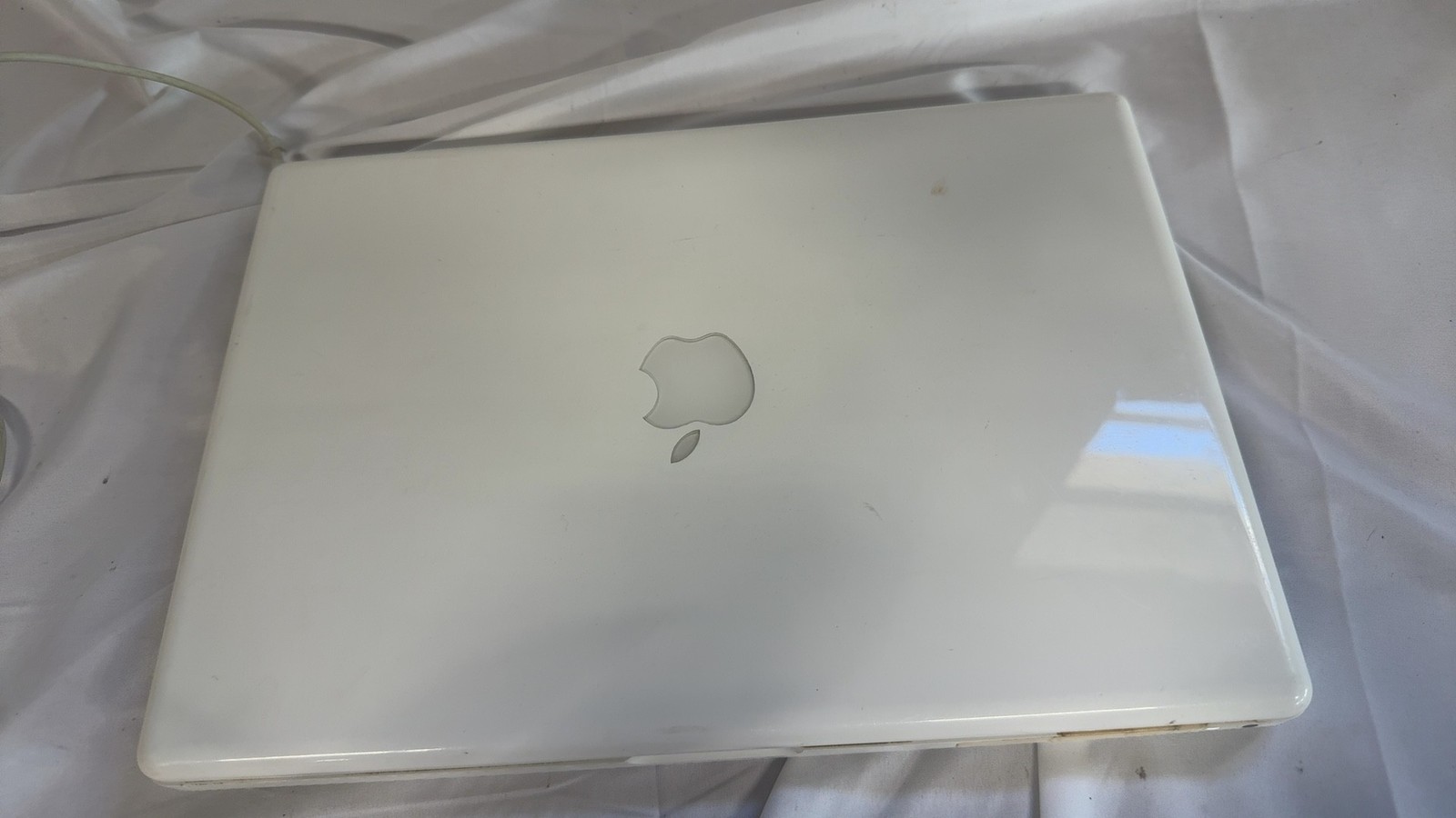 Apple MacBook 2.16GHz Intel Core 2 Duo 2GB DDR2 120GB HDD 13.3″ White
